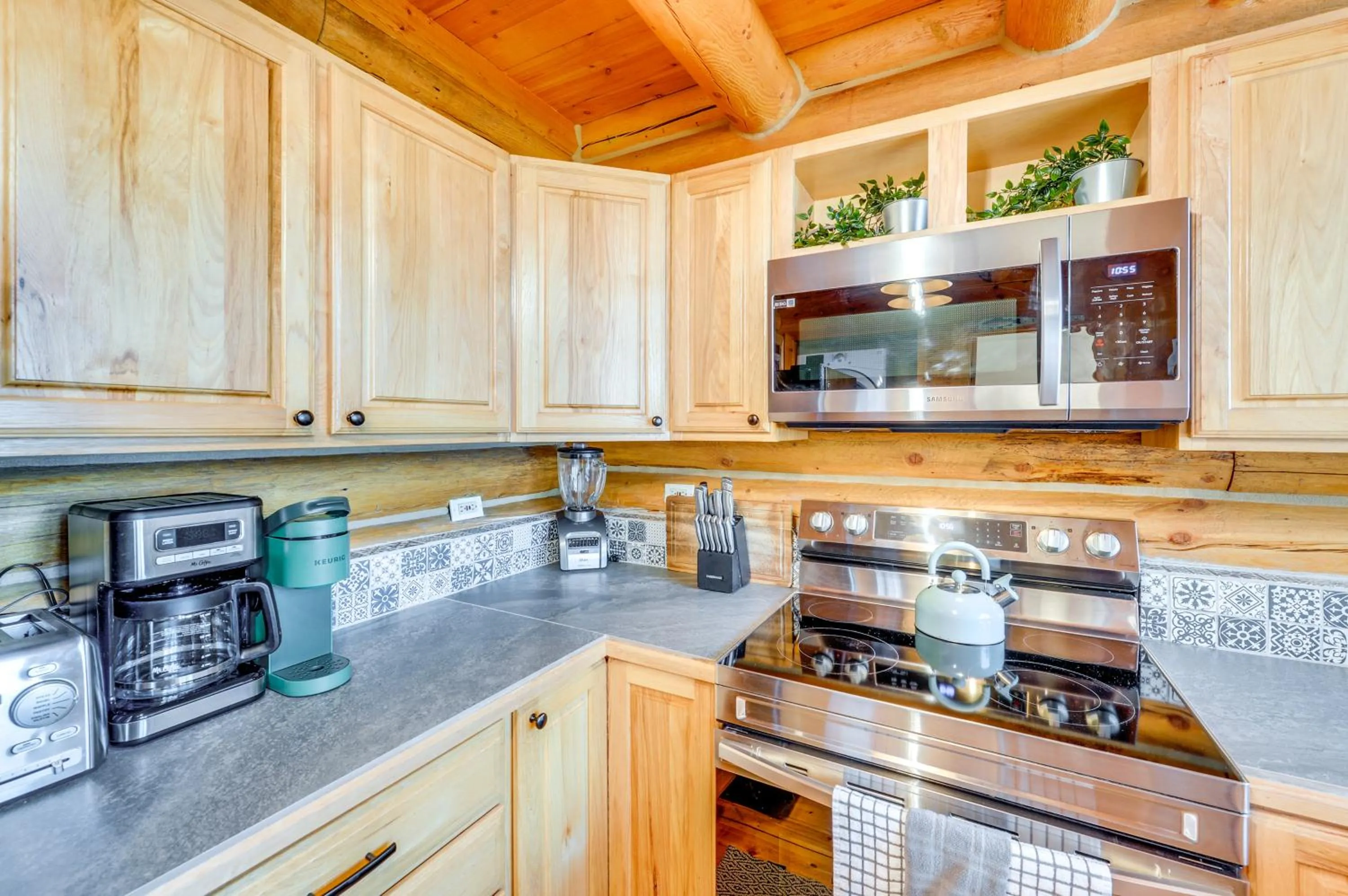 Cozy Mountain Condo Across From Snow King Ski Mtn!