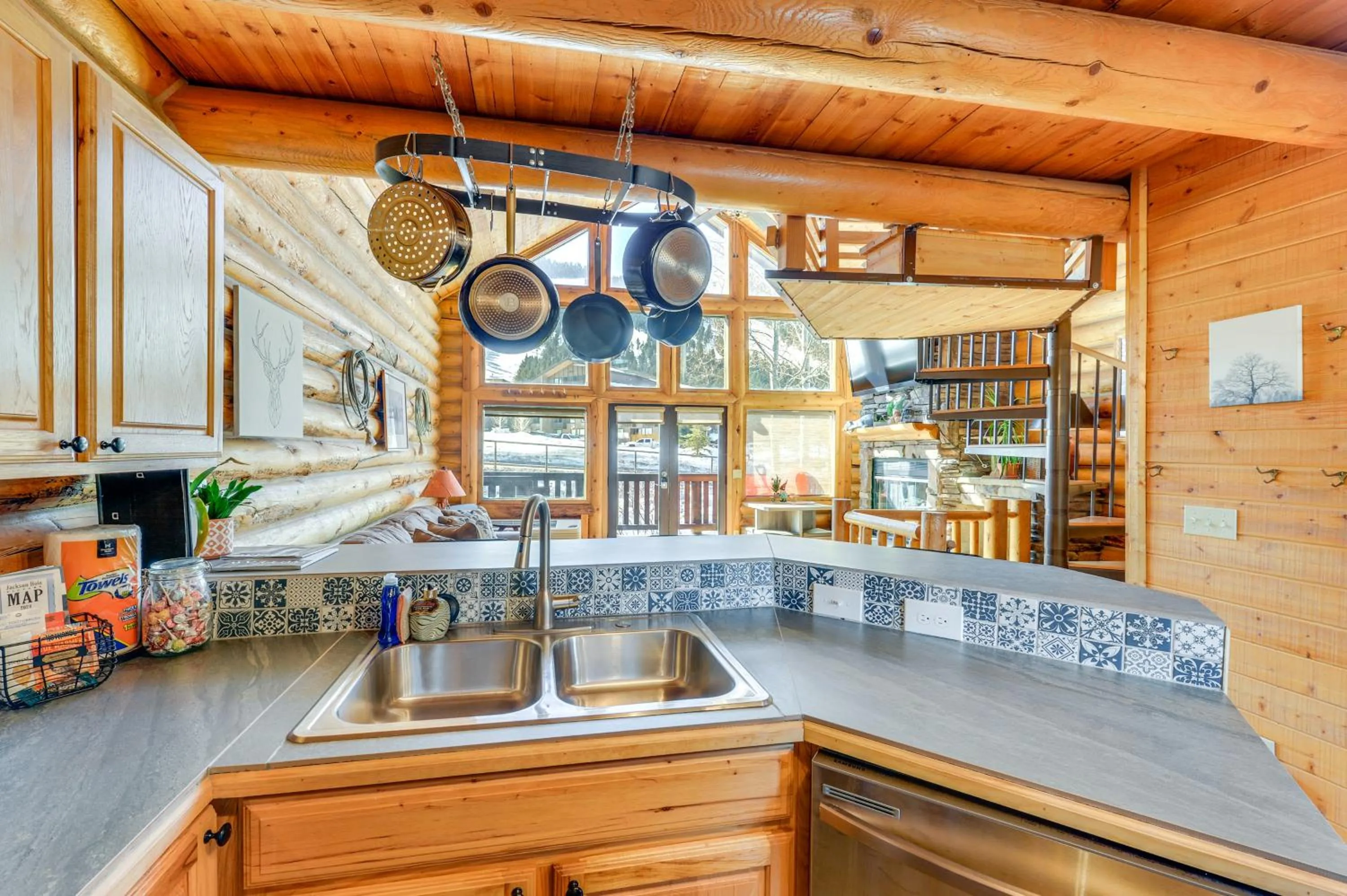 Cozy Mountain Condo Across From Snow King Ski Mtn!