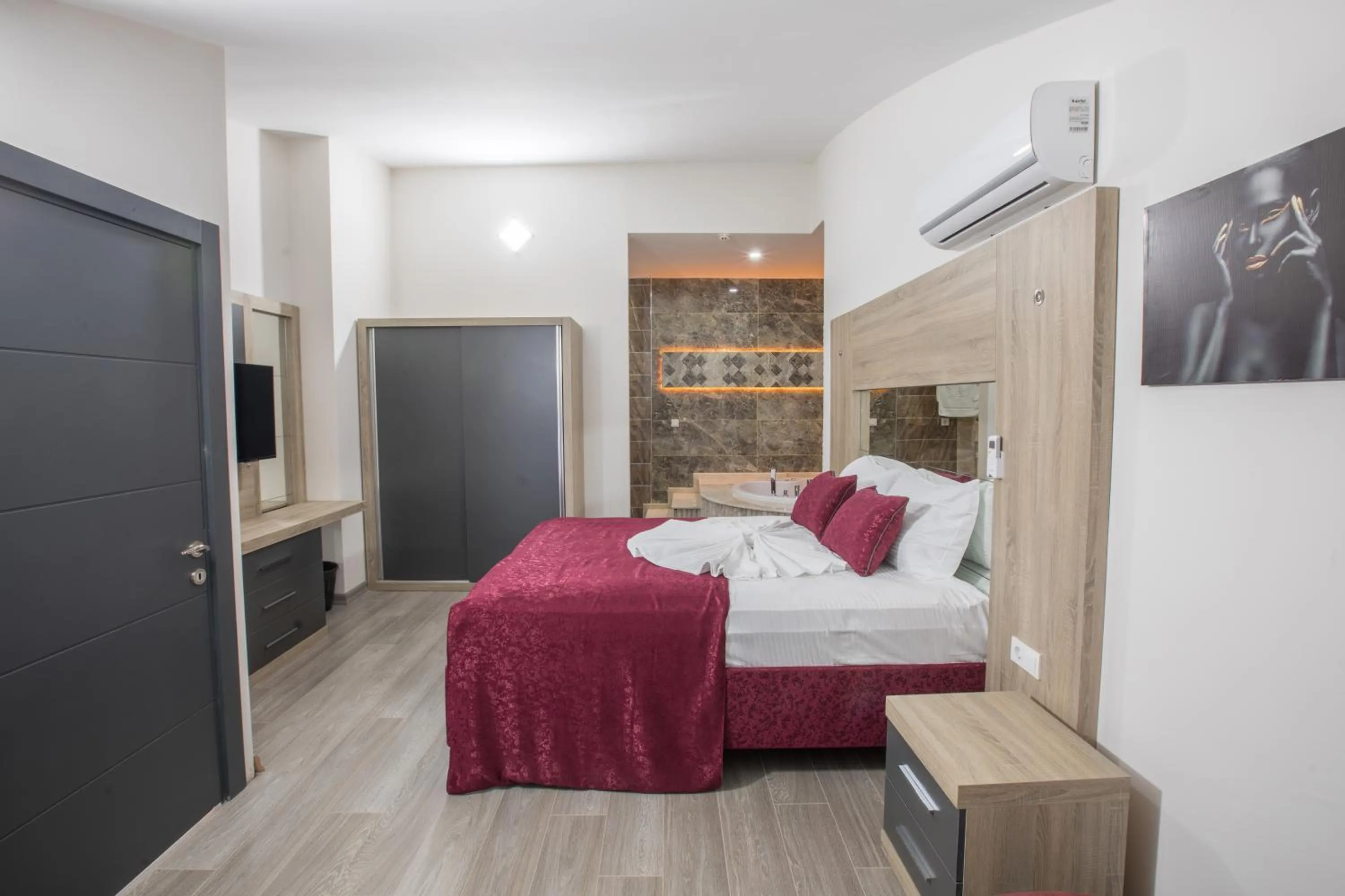 TV and multimedia, Bed in Elanis Suites