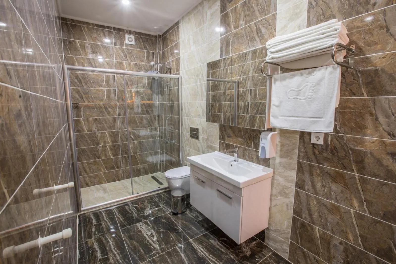 Shower in Elanis Suites