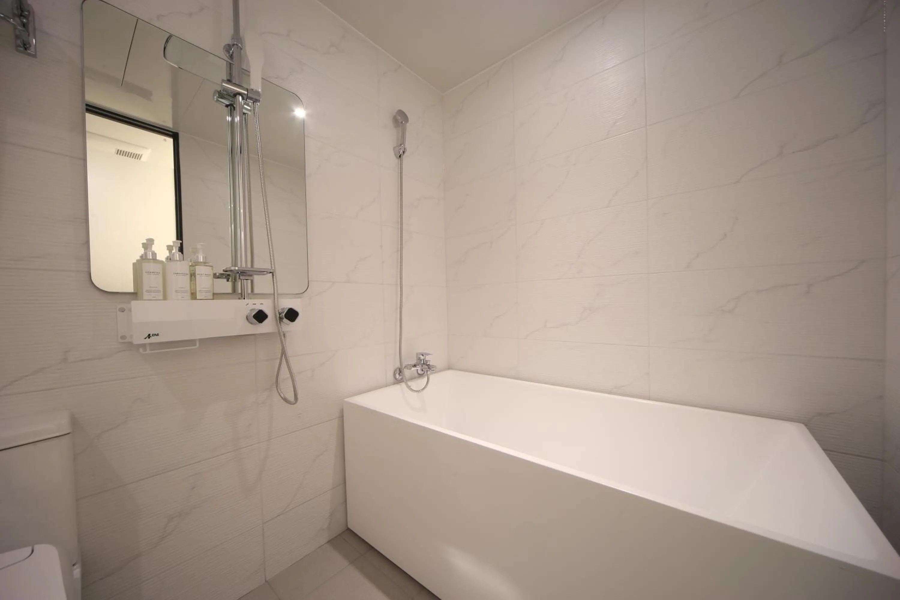 Hot Tub, Bathroom in Hotel Thegrang Daeyeon