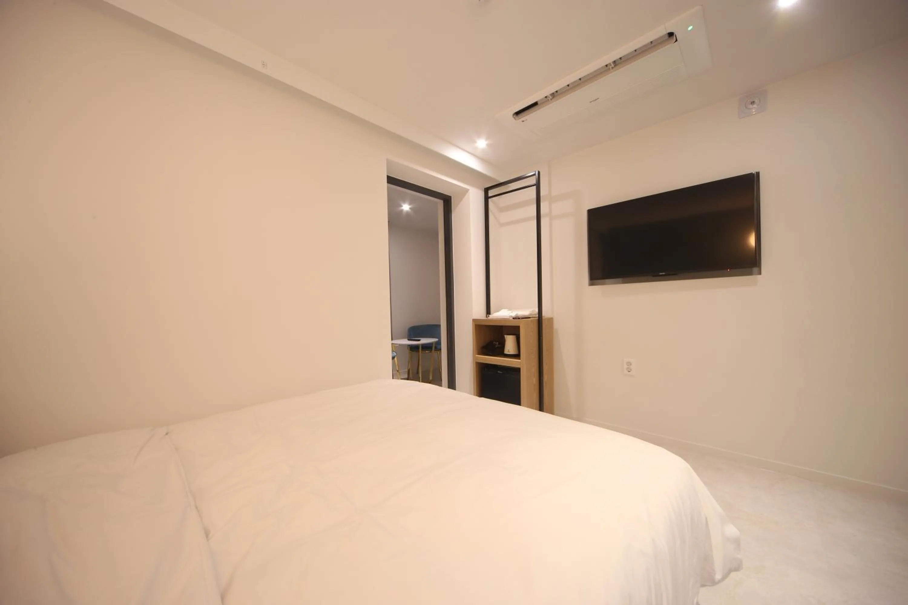 Photo of the whole room, TV/Entertainment Center in Hotel Thegrang Daeyeon