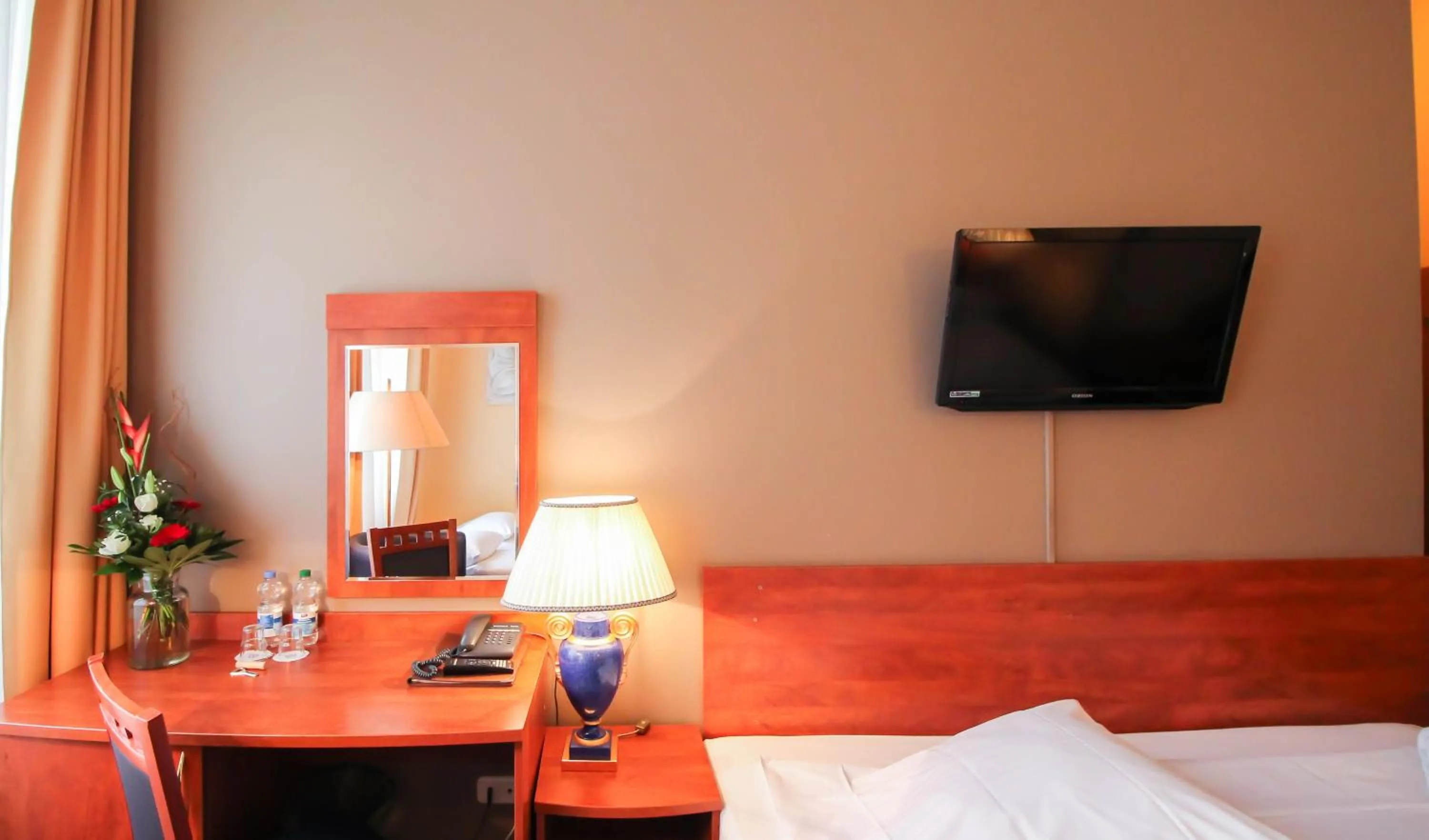 TV and multimedia, Bed in Hotel Atrium Charlottenburg