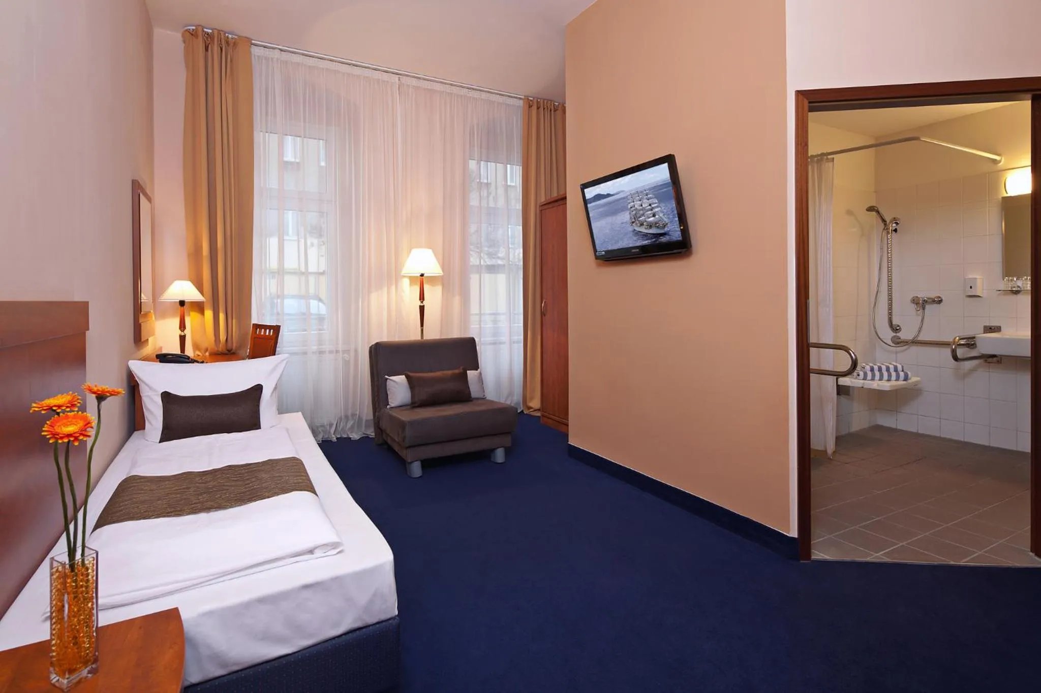 TV and multimedia, Bed in Hotel Atrium Charlottenburg