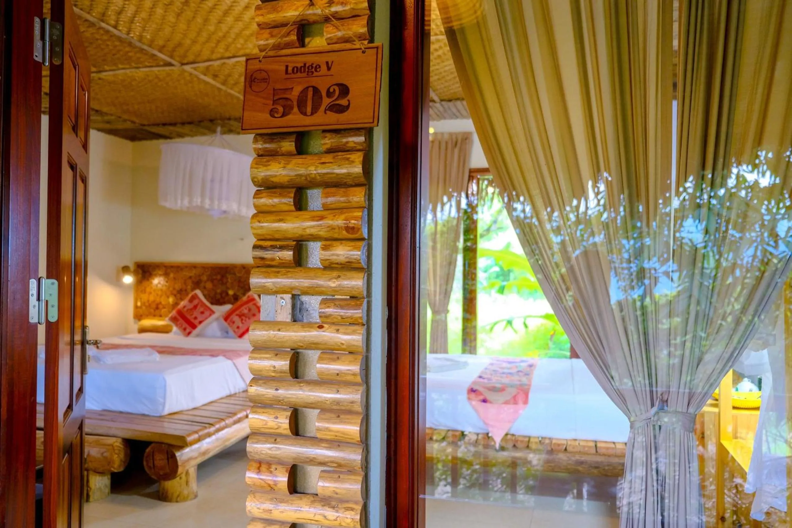 Photo of the whole room, Bed in Pu Luong Jungle Lodge