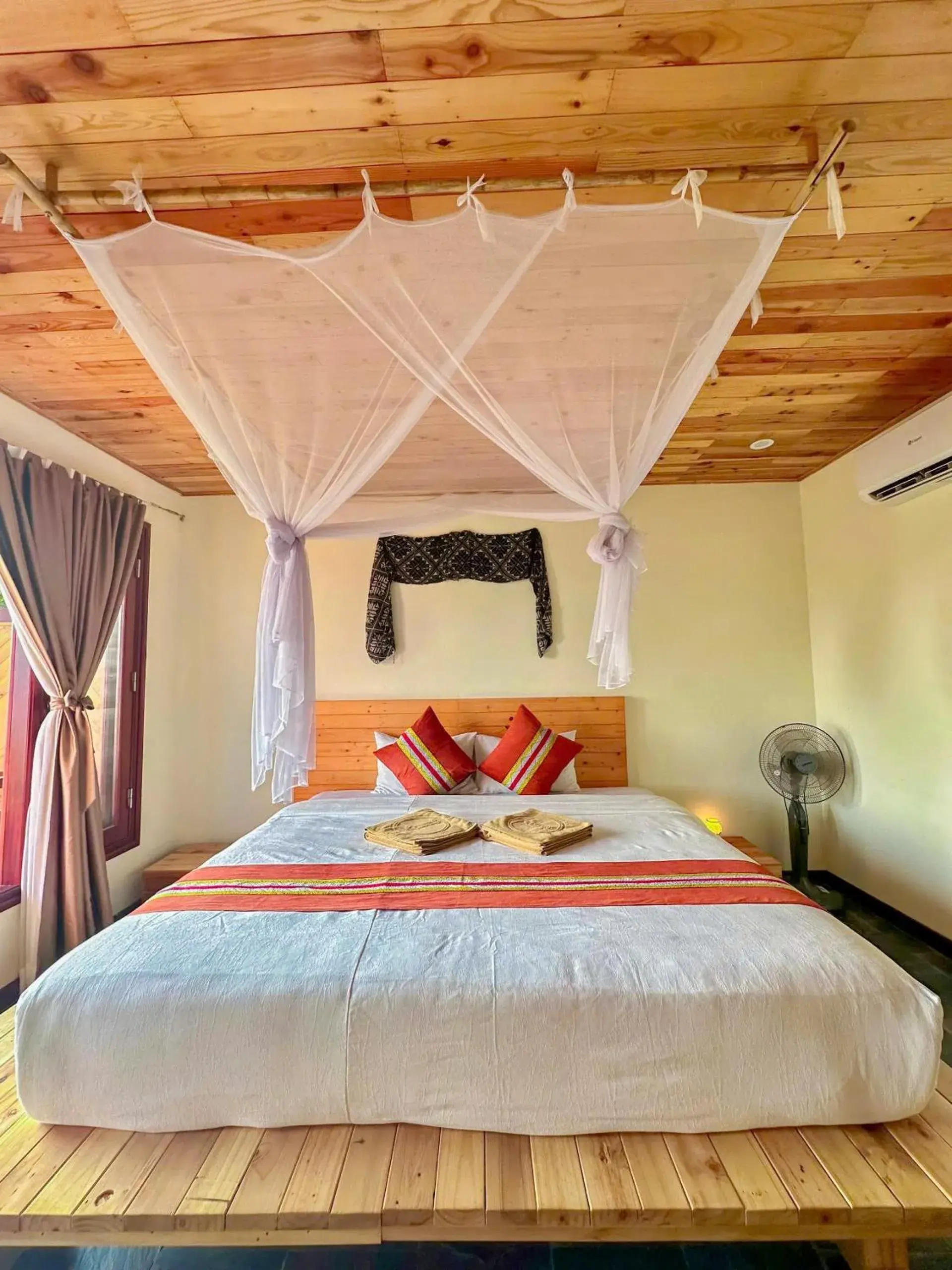 King Room with Balcony and Rice Field View in Pu Luong Jungle Lodge King Room with Balcony and Rice Field View in Pu Luong Jungle Lodge