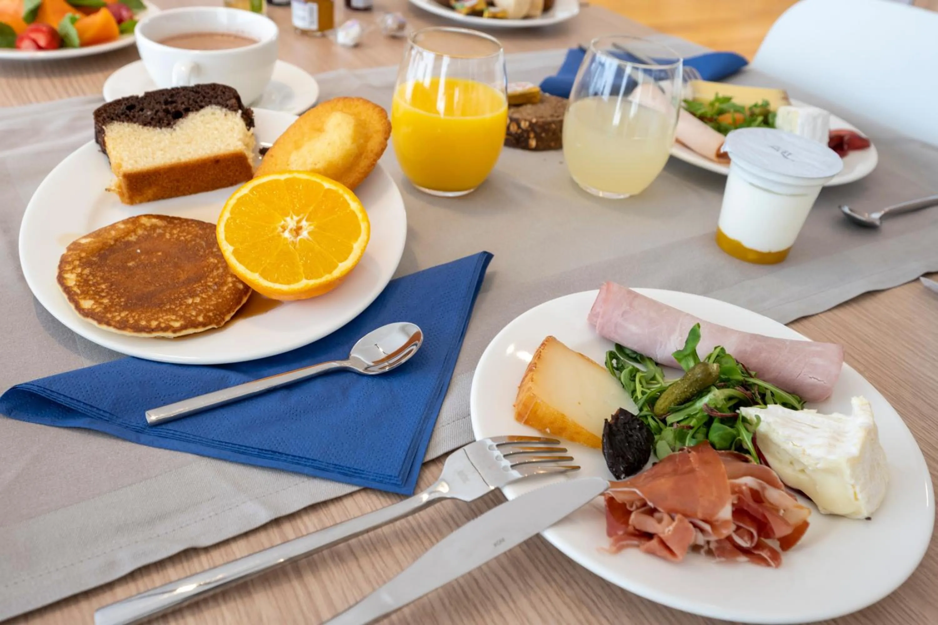 Breakfast in ATHOME RESIDENCE ET SPA