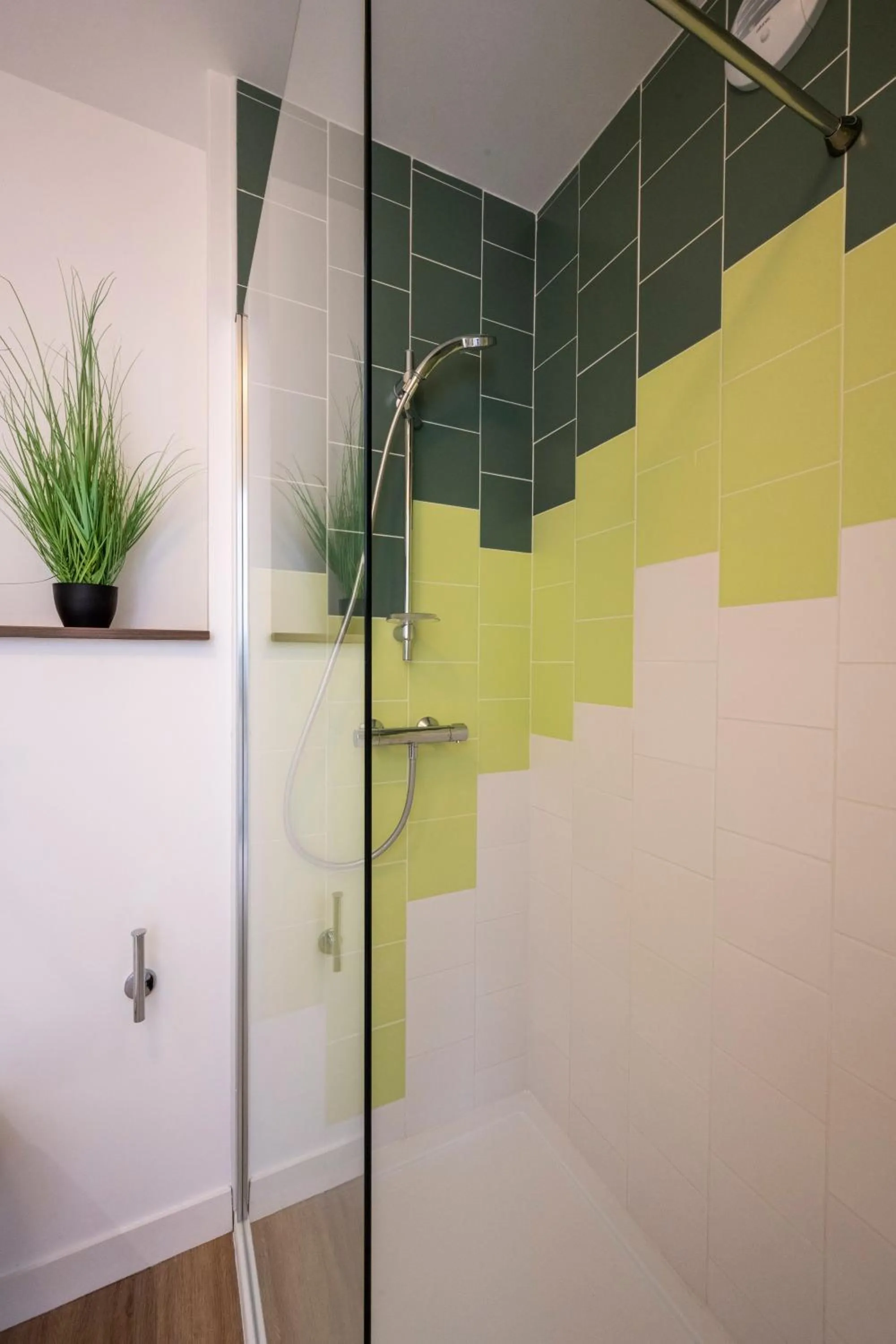 Shower in ATHOME RESIDENCE ET SPA