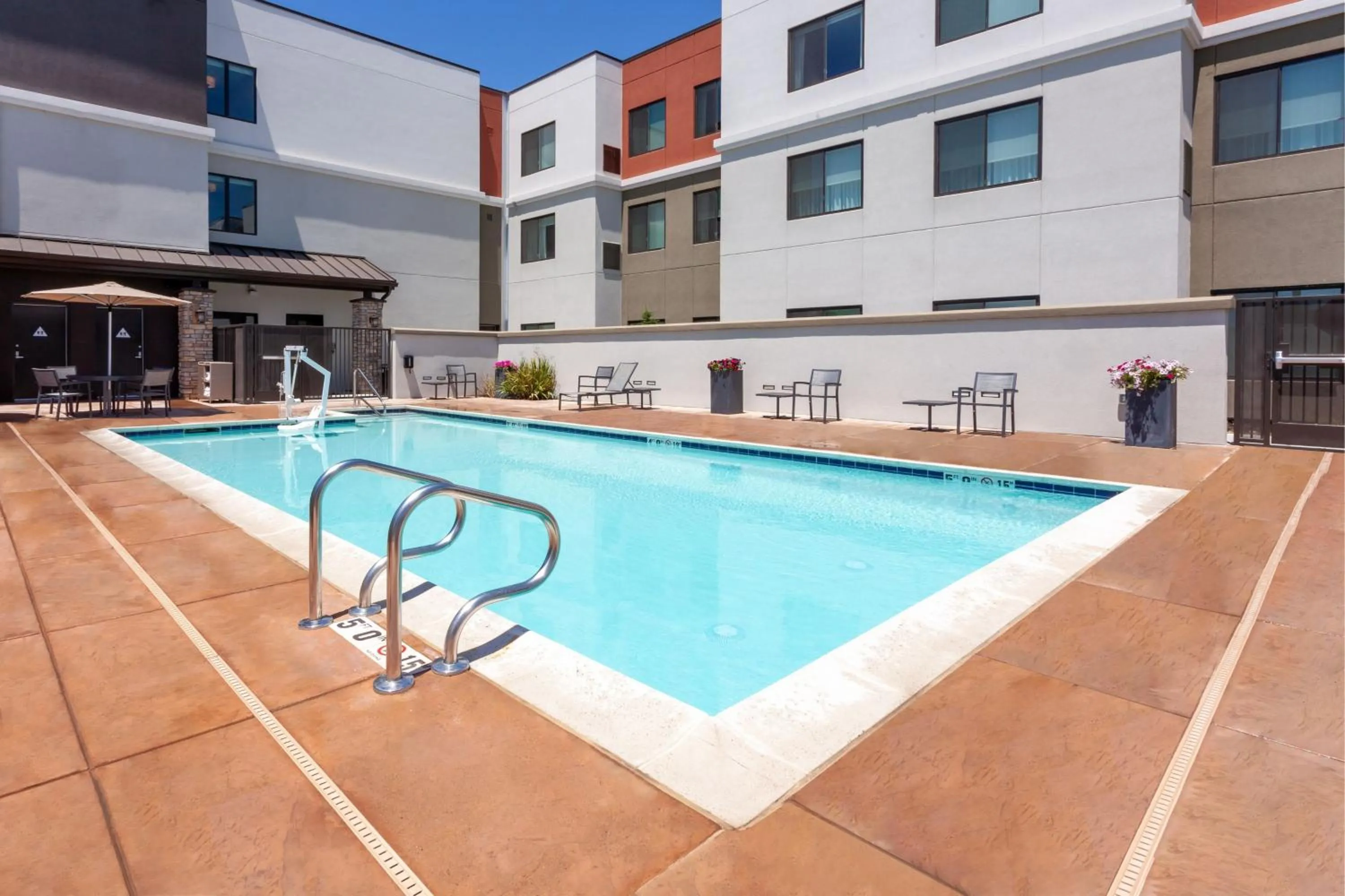 Swimming pool in Residence Inn Livermore