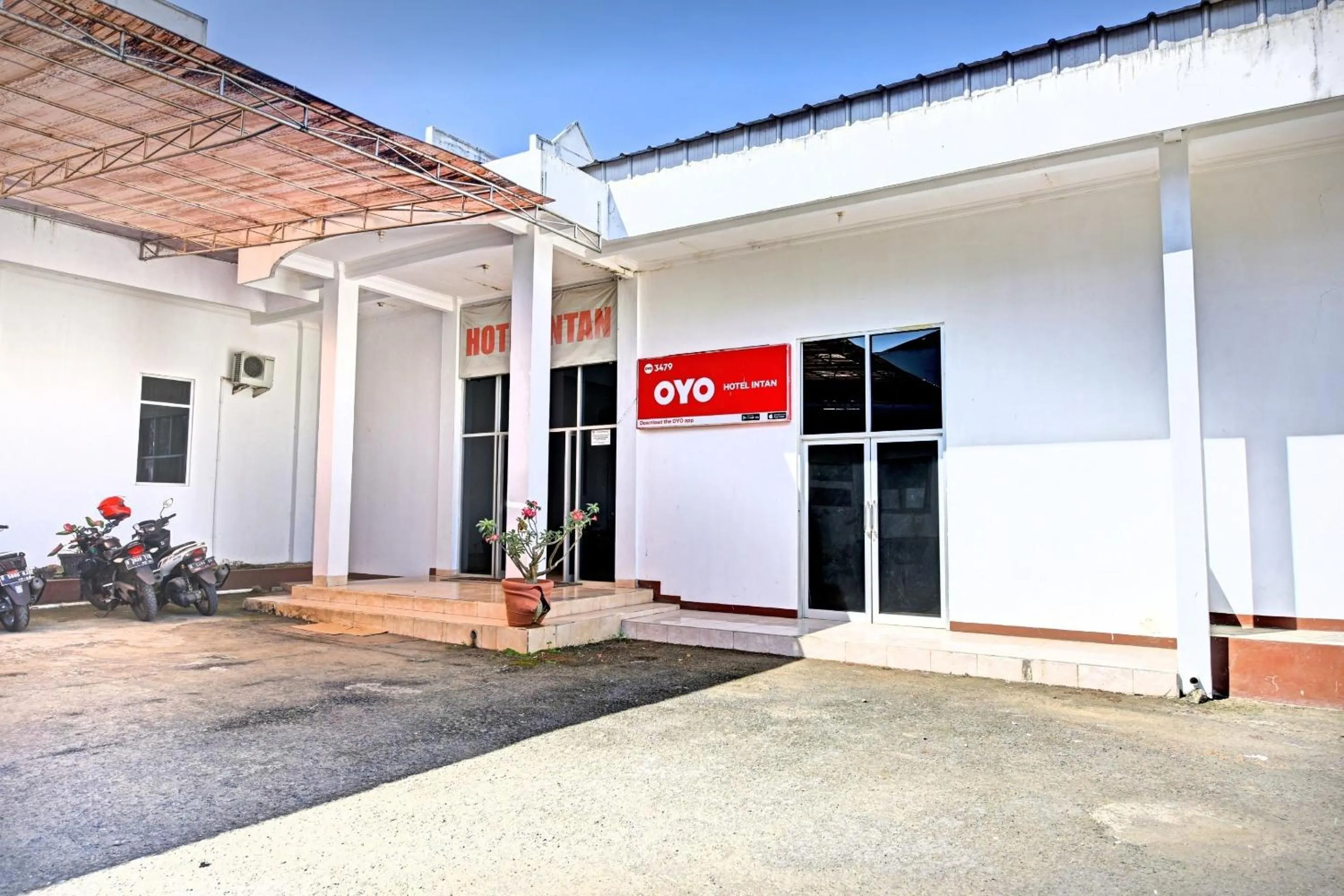 Facade/entrance in Hotel O Intan