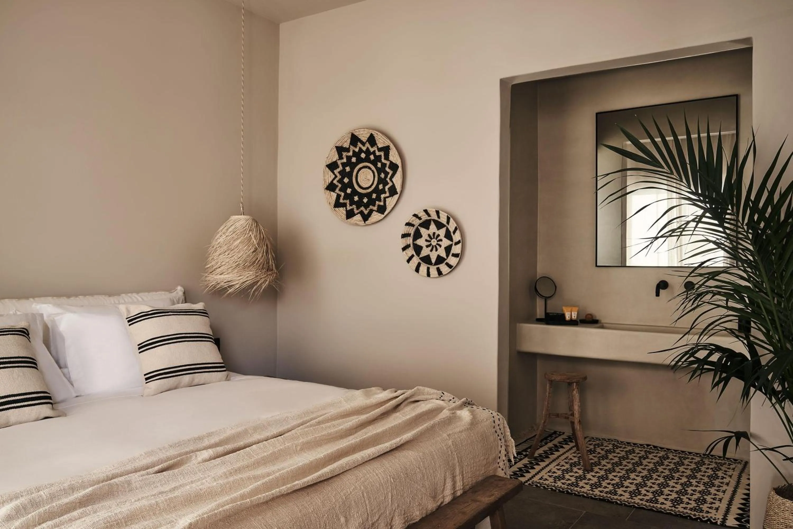 Photo of the whole room, Bed in Amyth of Mykonos Agios Stefanos