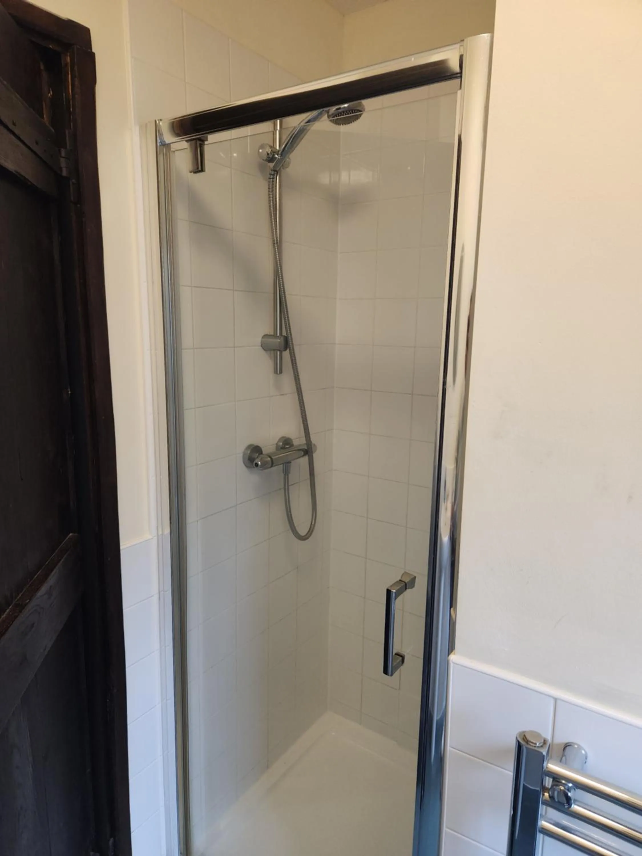 Shower in Langley Inn