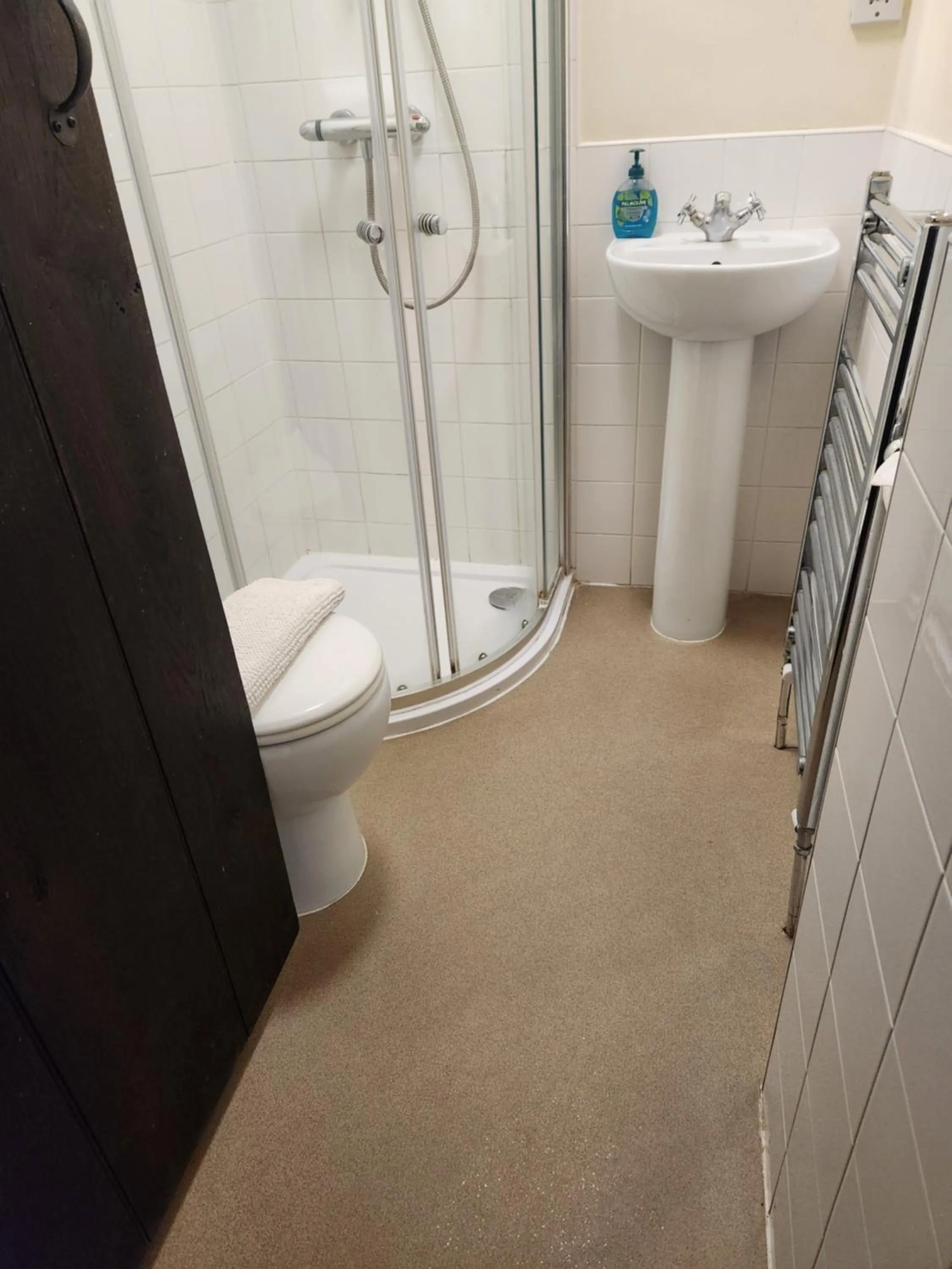 Shower in Langley Inn