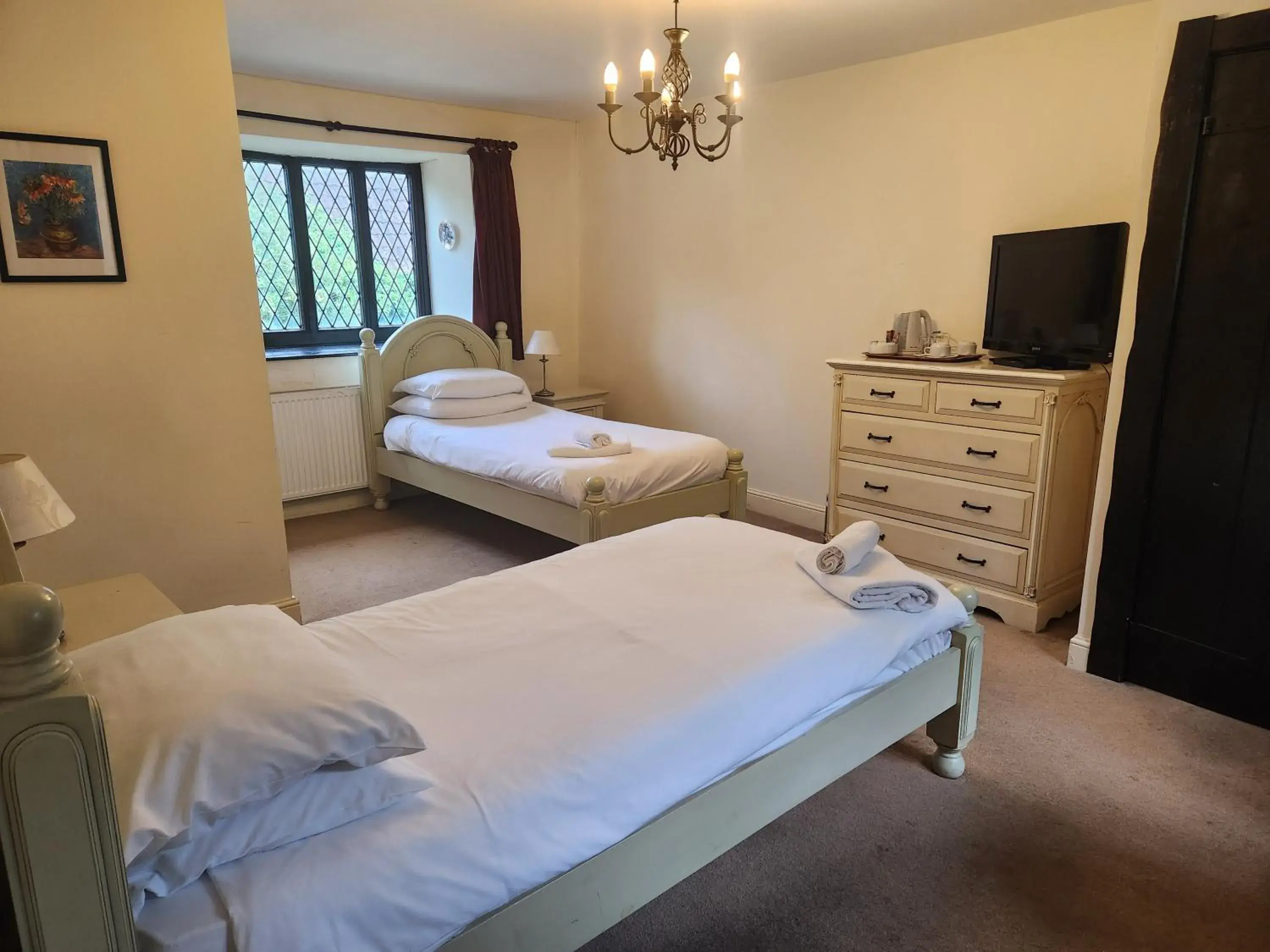 Twin Room with Private Bathroom in Langley Inn Twin Room with Private Bathroom in Langley Inn