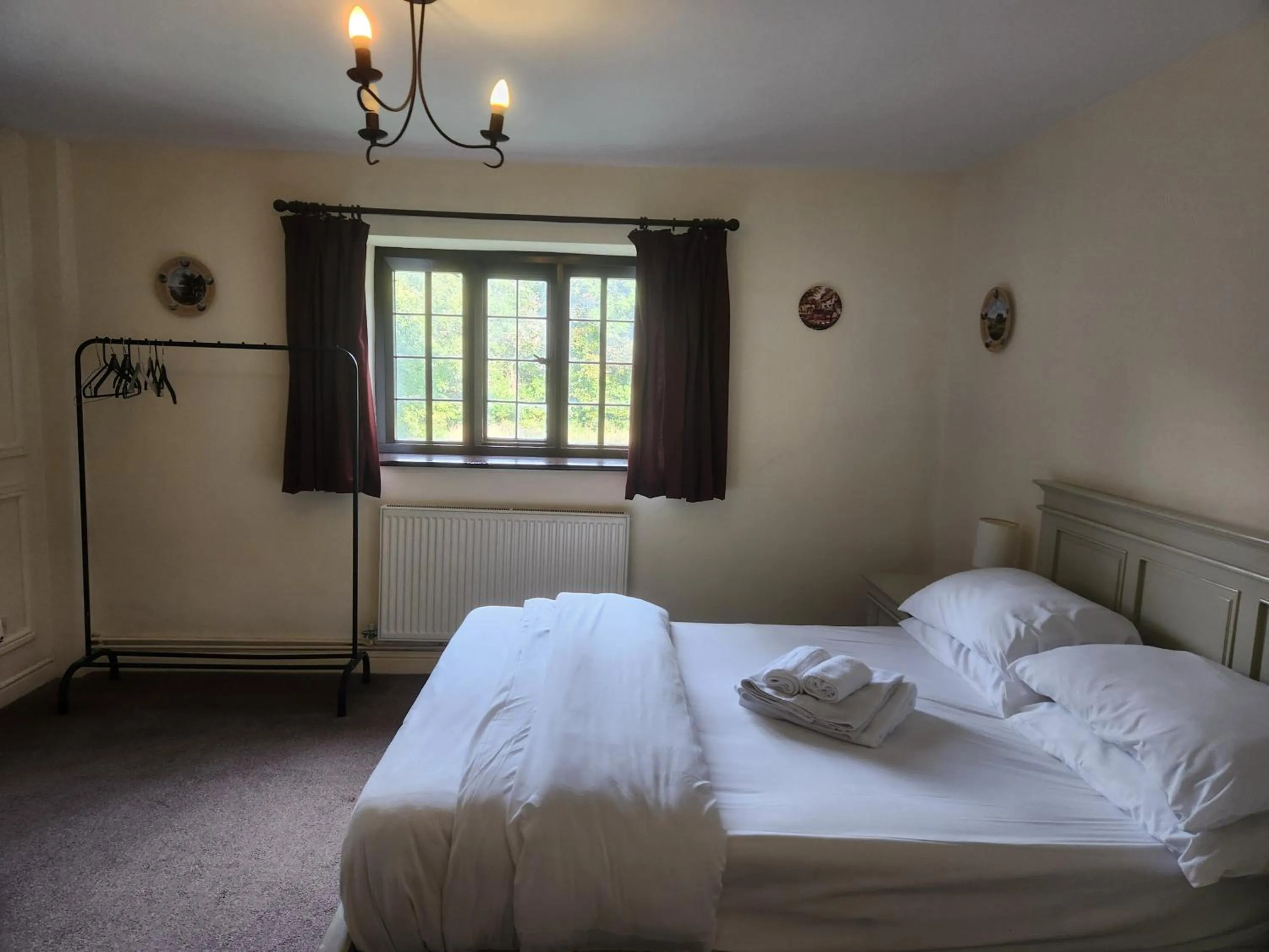 Photo of the whole room, Bed in Langley Inn