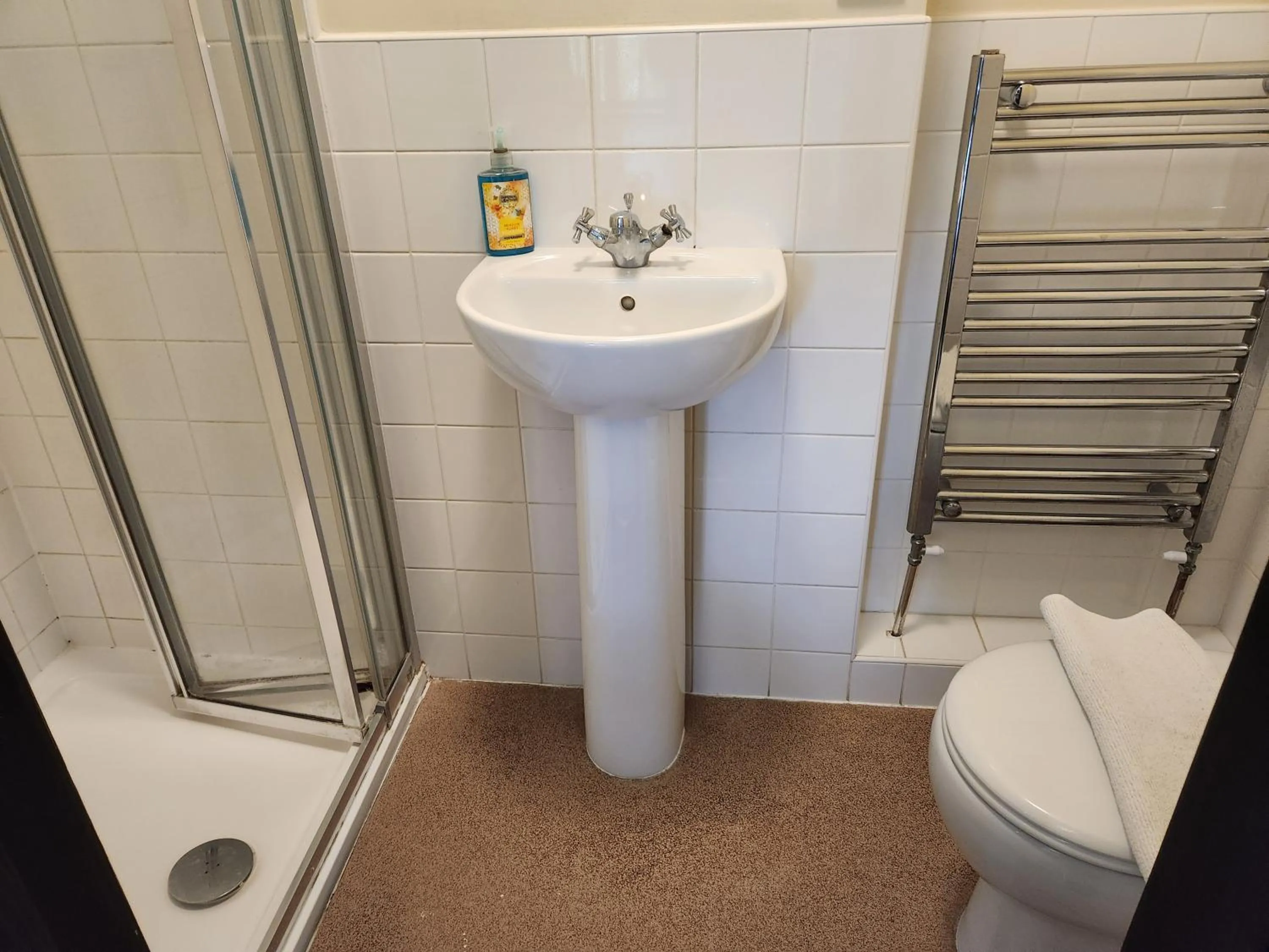 Shower in Langley Inn