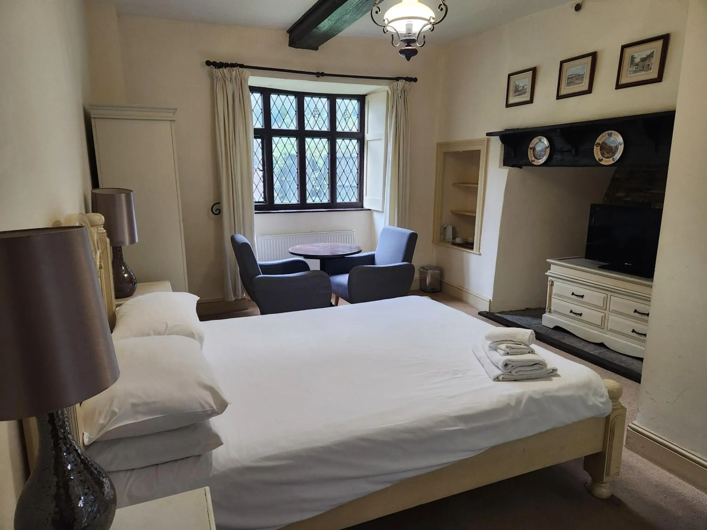 Deluxe King Room in Langley Inn Deluxe King Room in Langley Inn