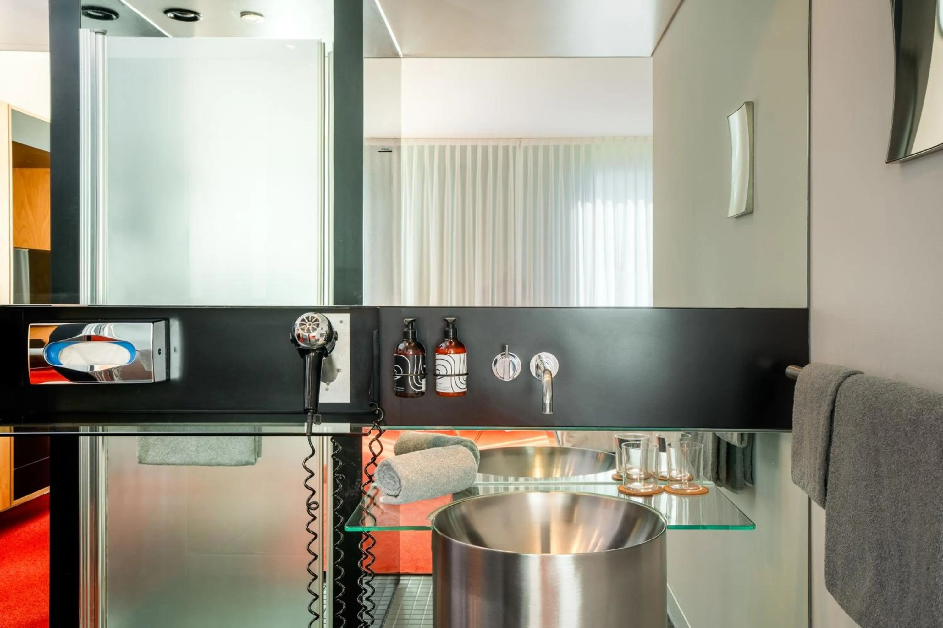 Kitchen or kitchenette in INNSiDE by Meliá Düsseldorf Seestern