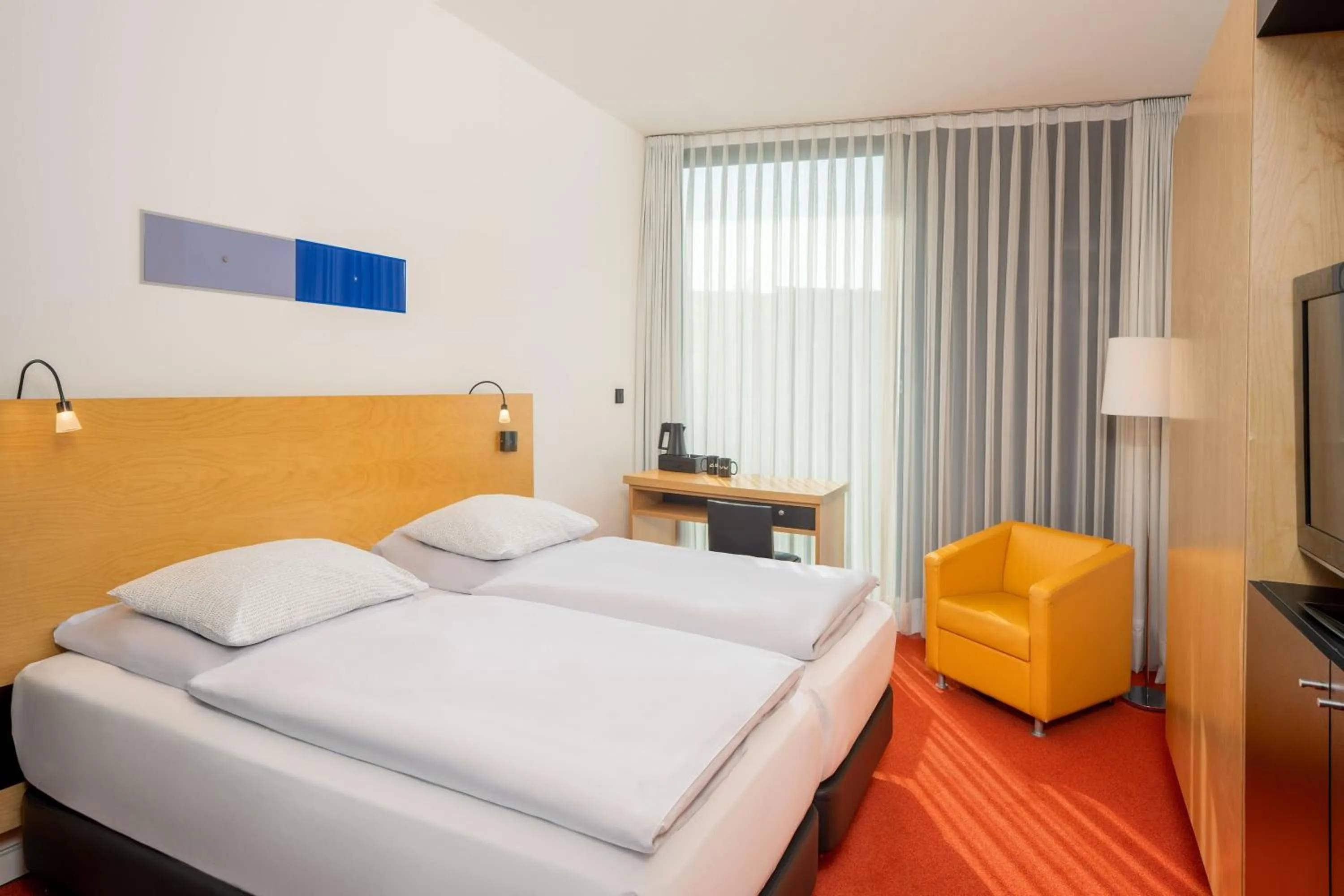 Property building, Bed in INNSiDE by Meliá Düsseldorf Seestern