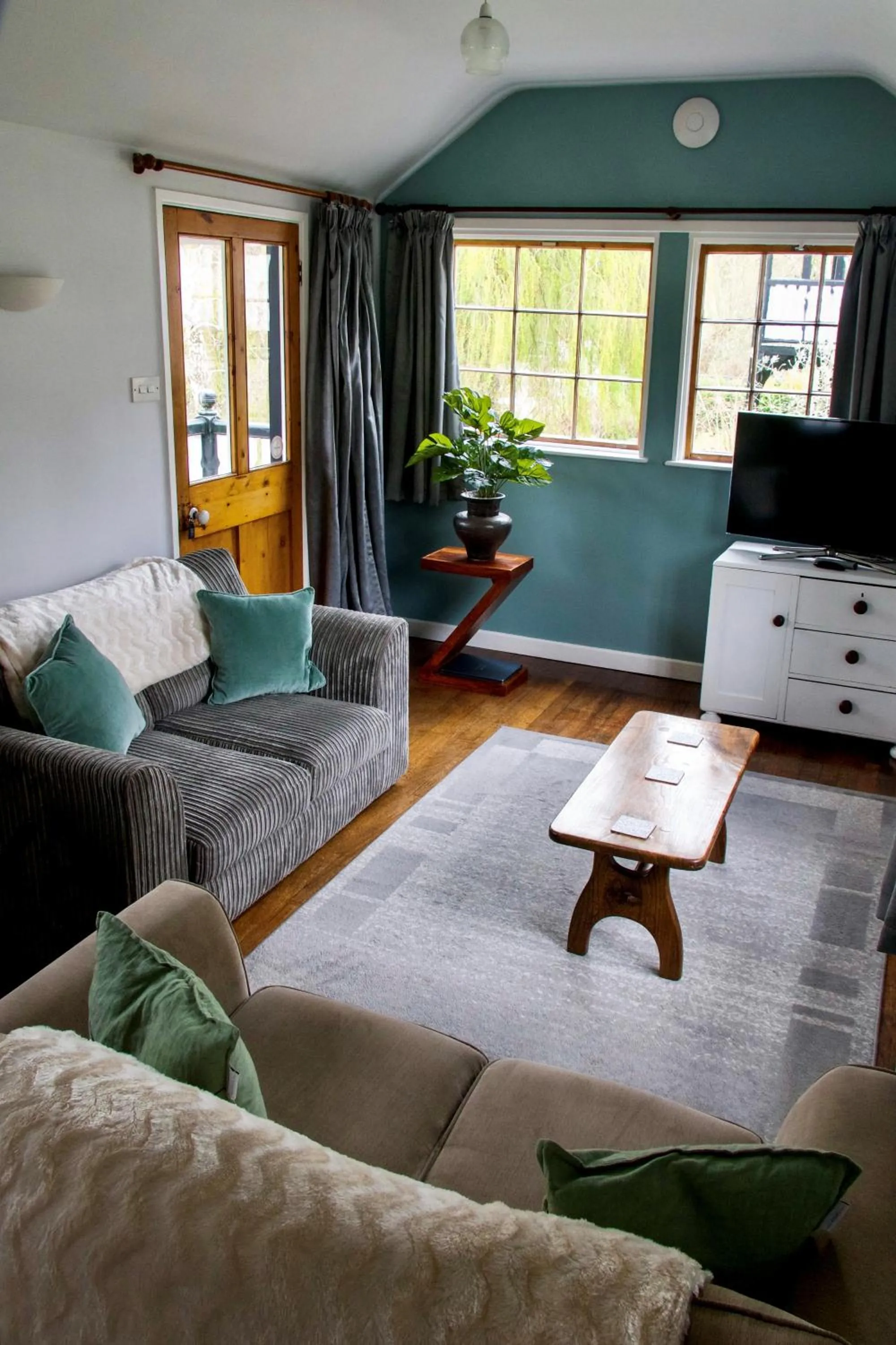 Living room, Bed in Bath Boating Station