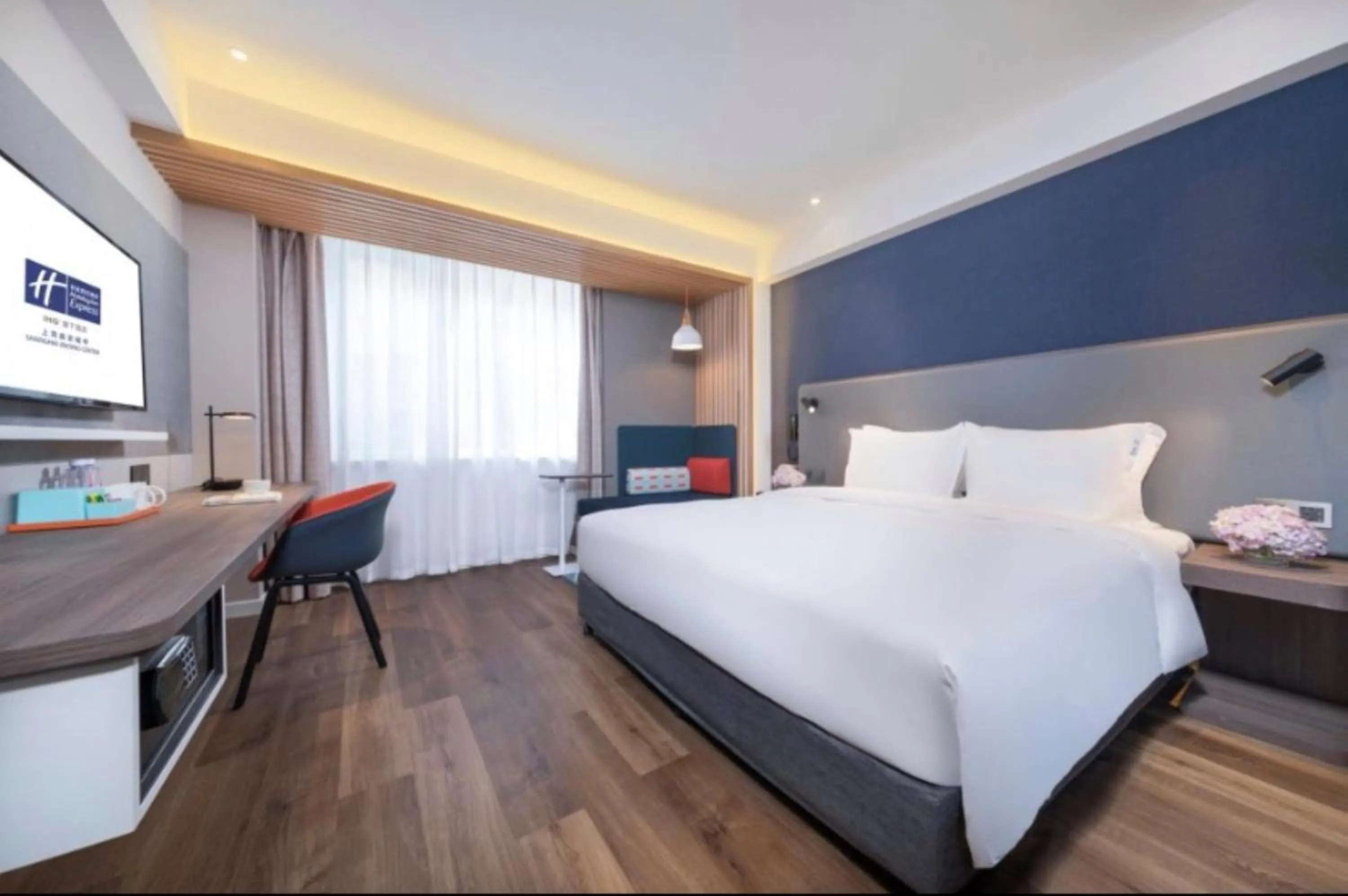 Photo of the whole room, Bed in Holiday Inn Express Urumqi Station by IHG