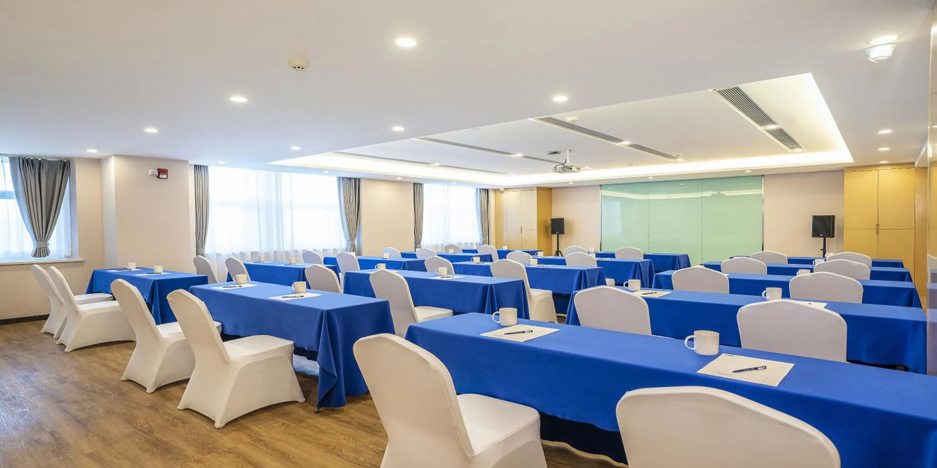 Meeting/conference room in Holiday Inn Express Urumqi Station by IHG
