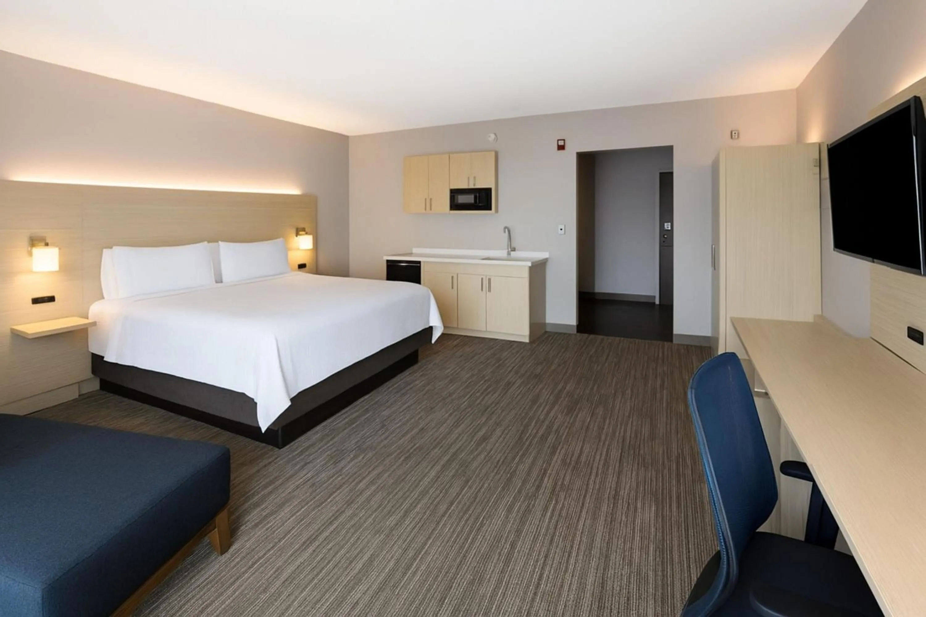 Photo of the whole room, Bed in Holiday Inn Express & Suites Ft Myers Beach-Sanibel Gateway by IHG