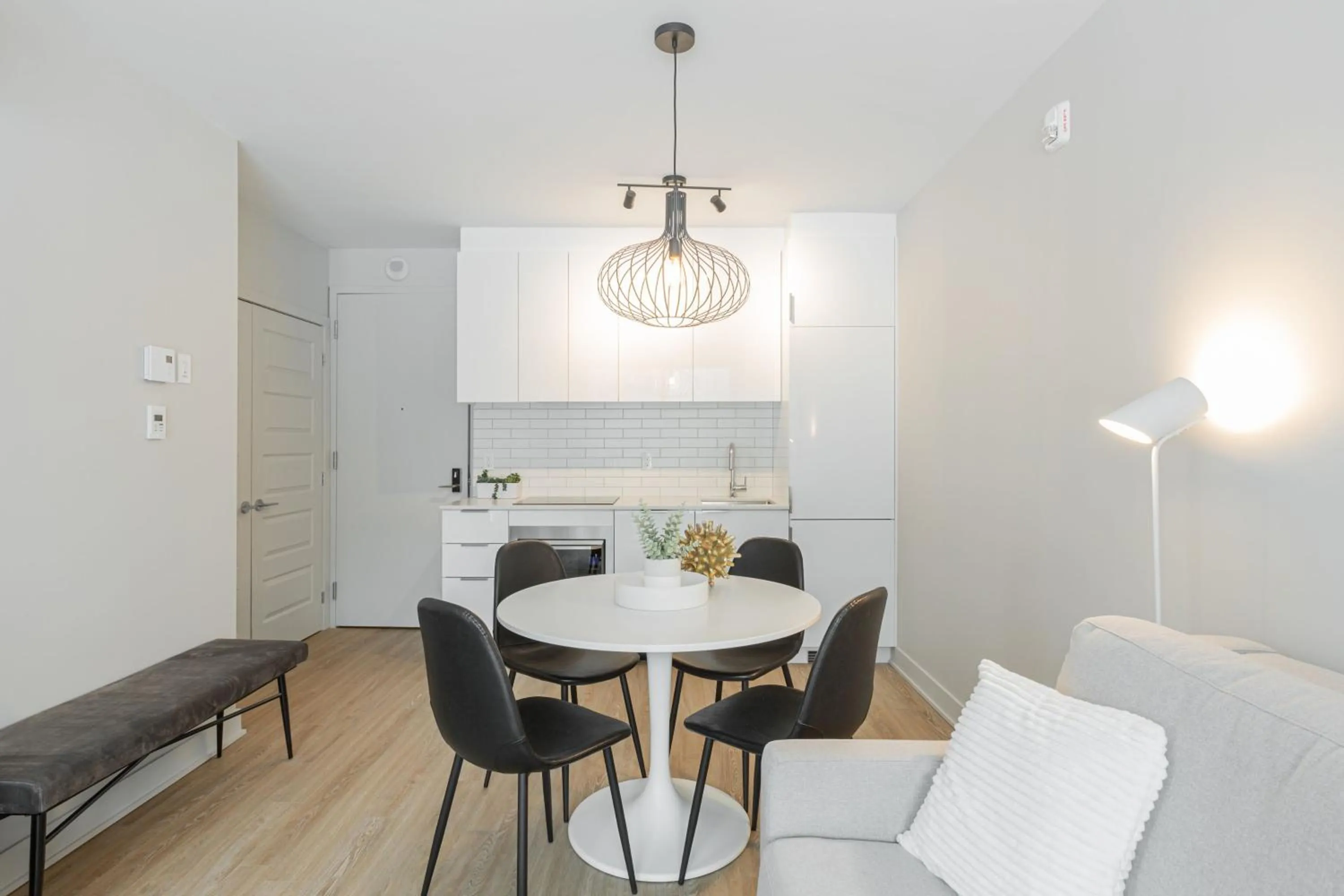 Kitchen or kitchenette in Griffintown Hôtel