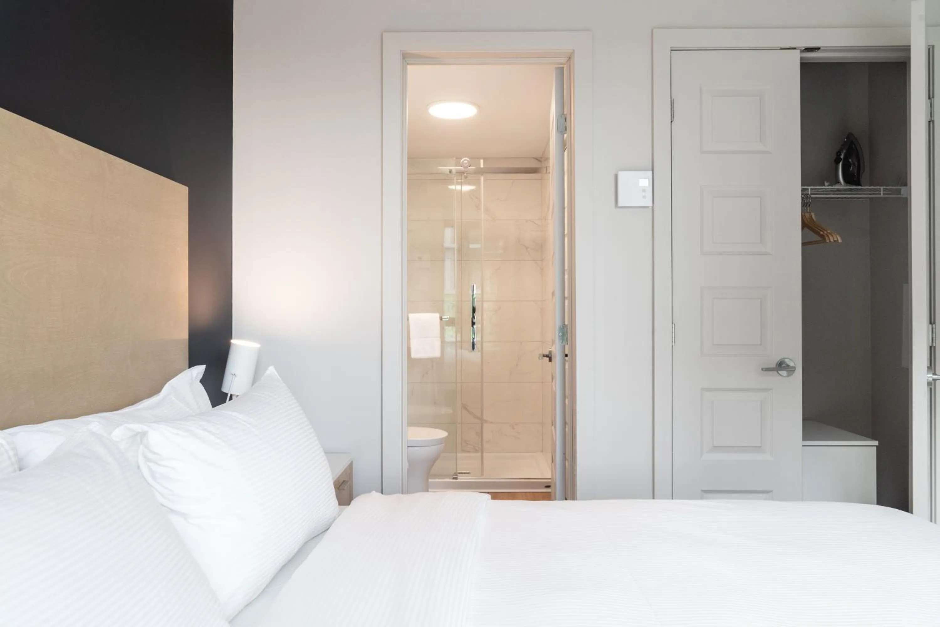 Shower, Bed in Griffintown Hôtel