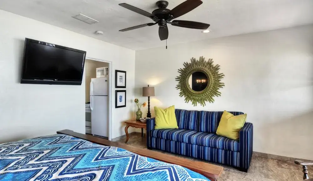 Bed in Beachcomber Inn Bed in Beachcomber Inn