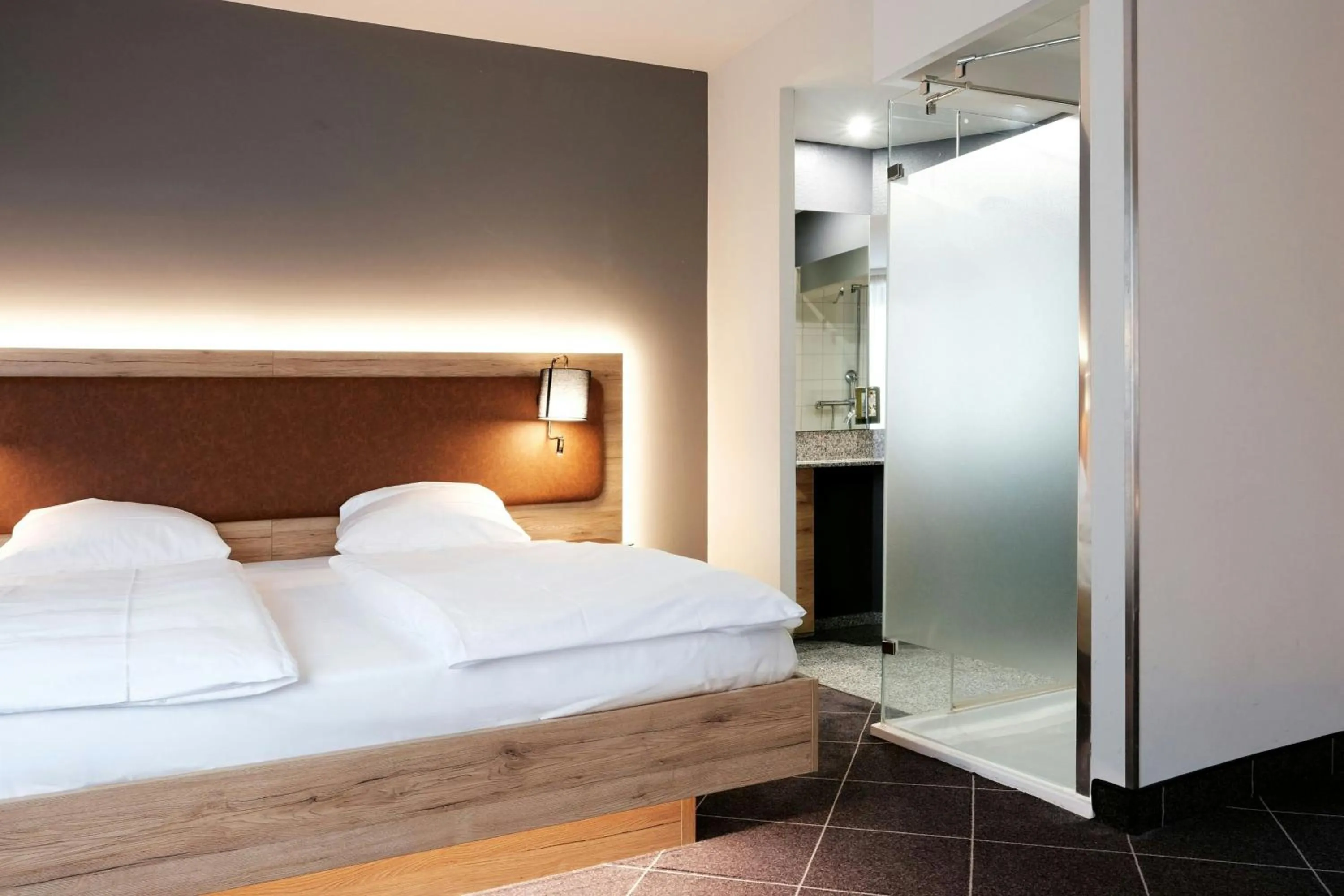 Photo of the whole room, Bed in Four Points Flex by Sheraton Ratingen Düsseldorf Airport