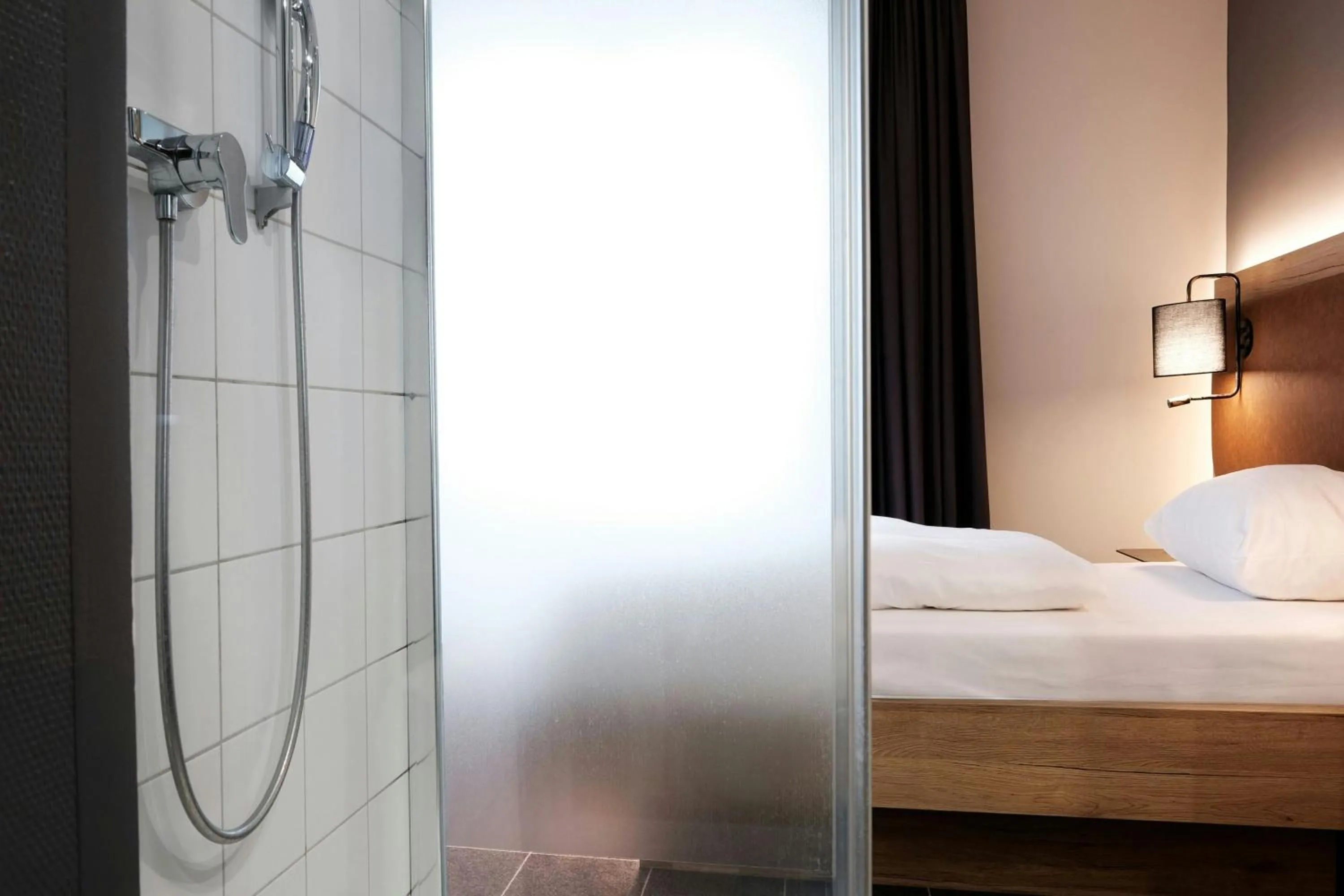 Photo of the whole room, Bed in Four Points Flex by Sheraton Ratingen Düsseldorf Airport