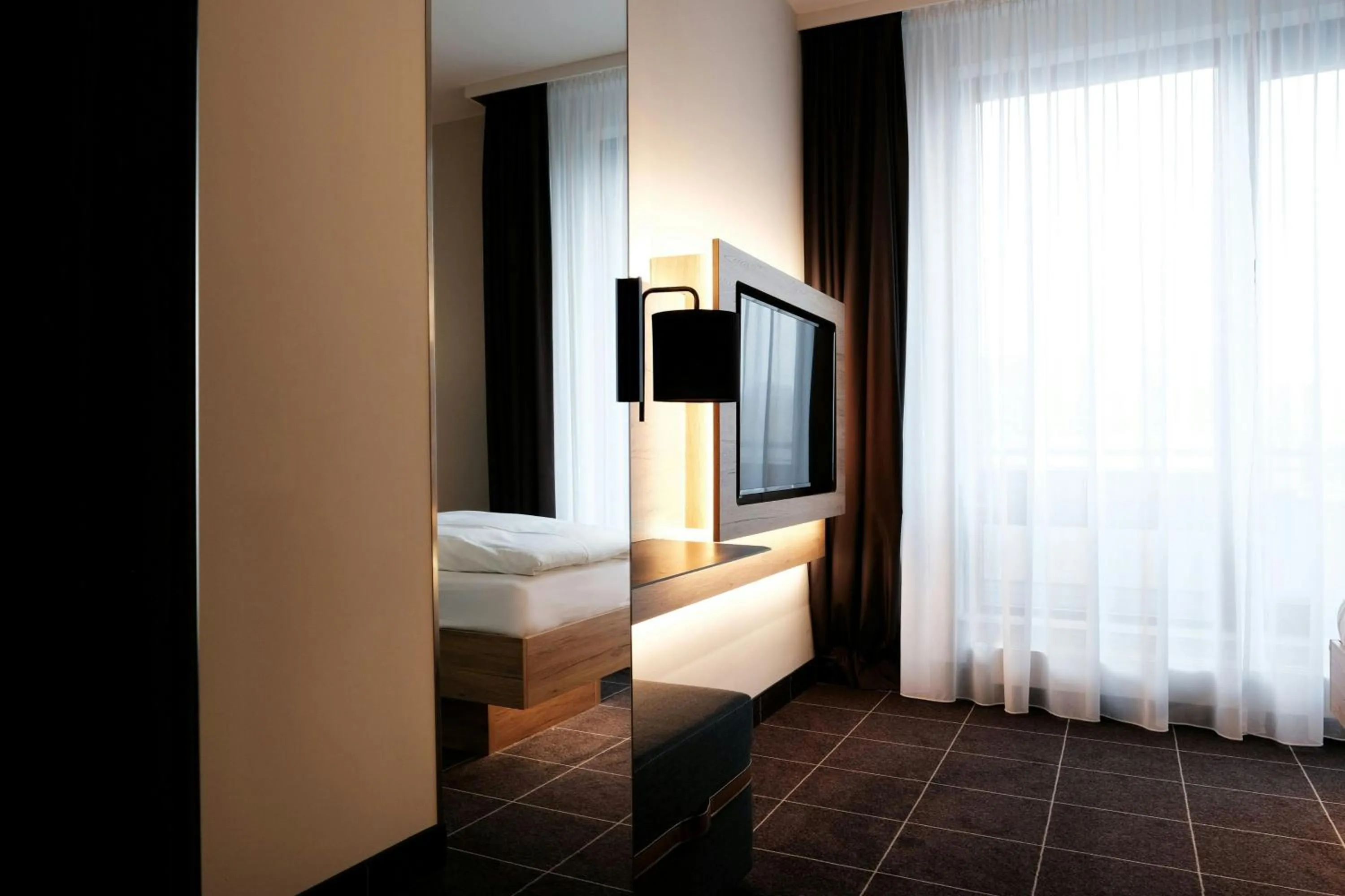 Photo of the whole room, Bed in Four Points Flex by Sheraton Ratingen Düsseldorf Airport
