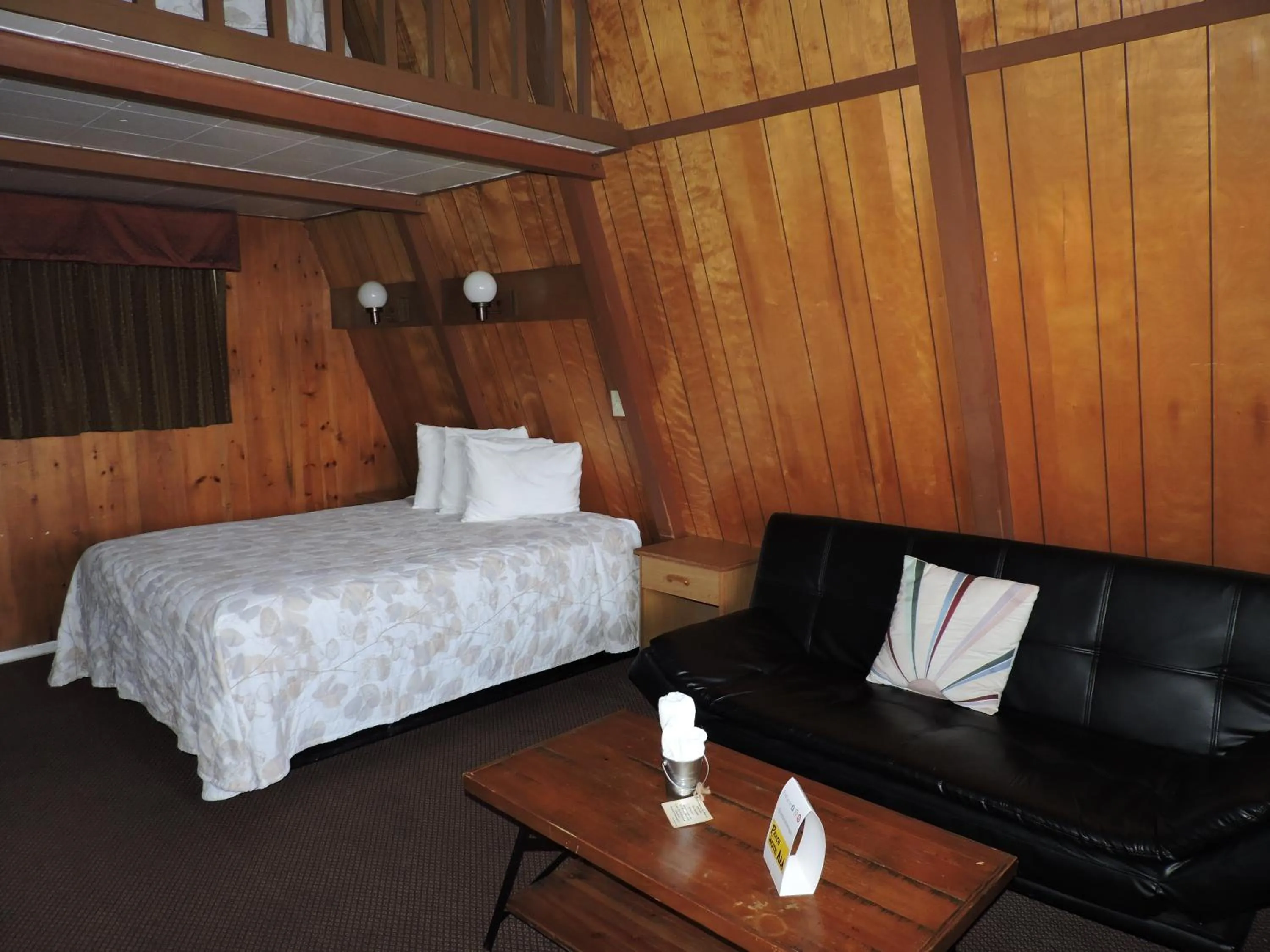 Seating area, Bed in The Ranch Motel