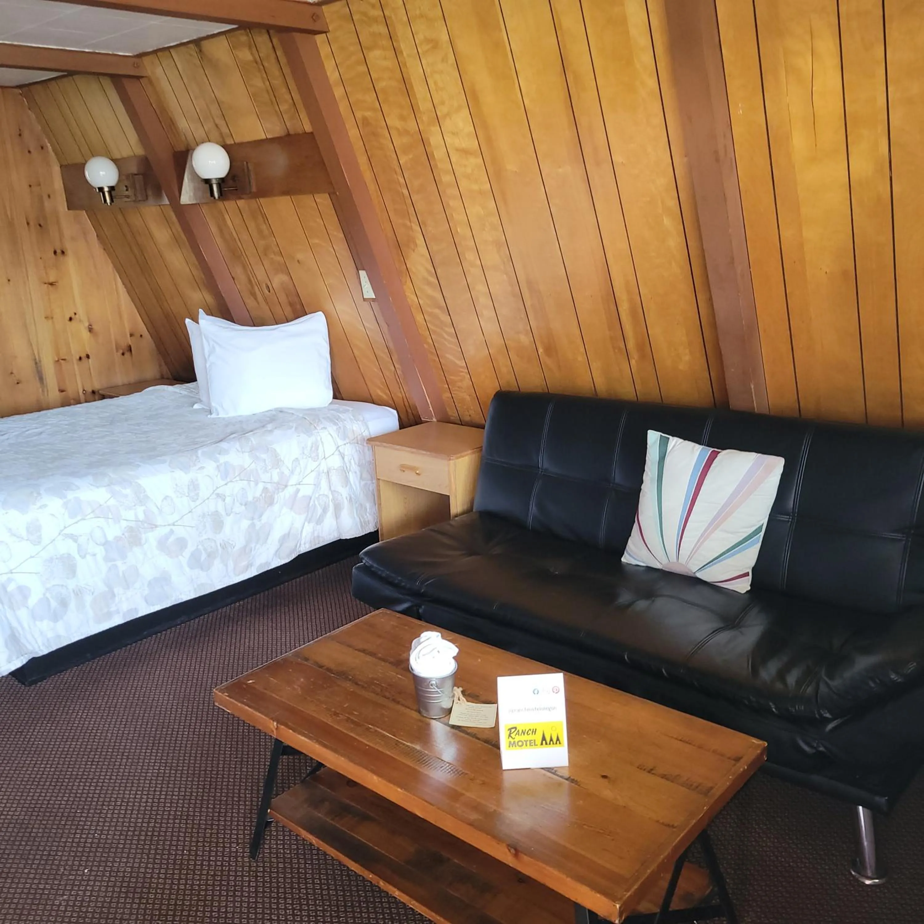 Seating area, Bed in The Ranch Motel