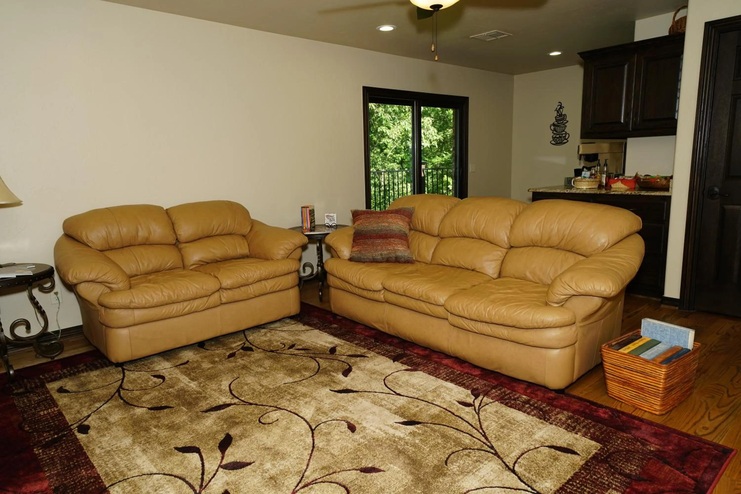 Communal lounge/ TV room in Hidden Meadows Bed and Breakfast