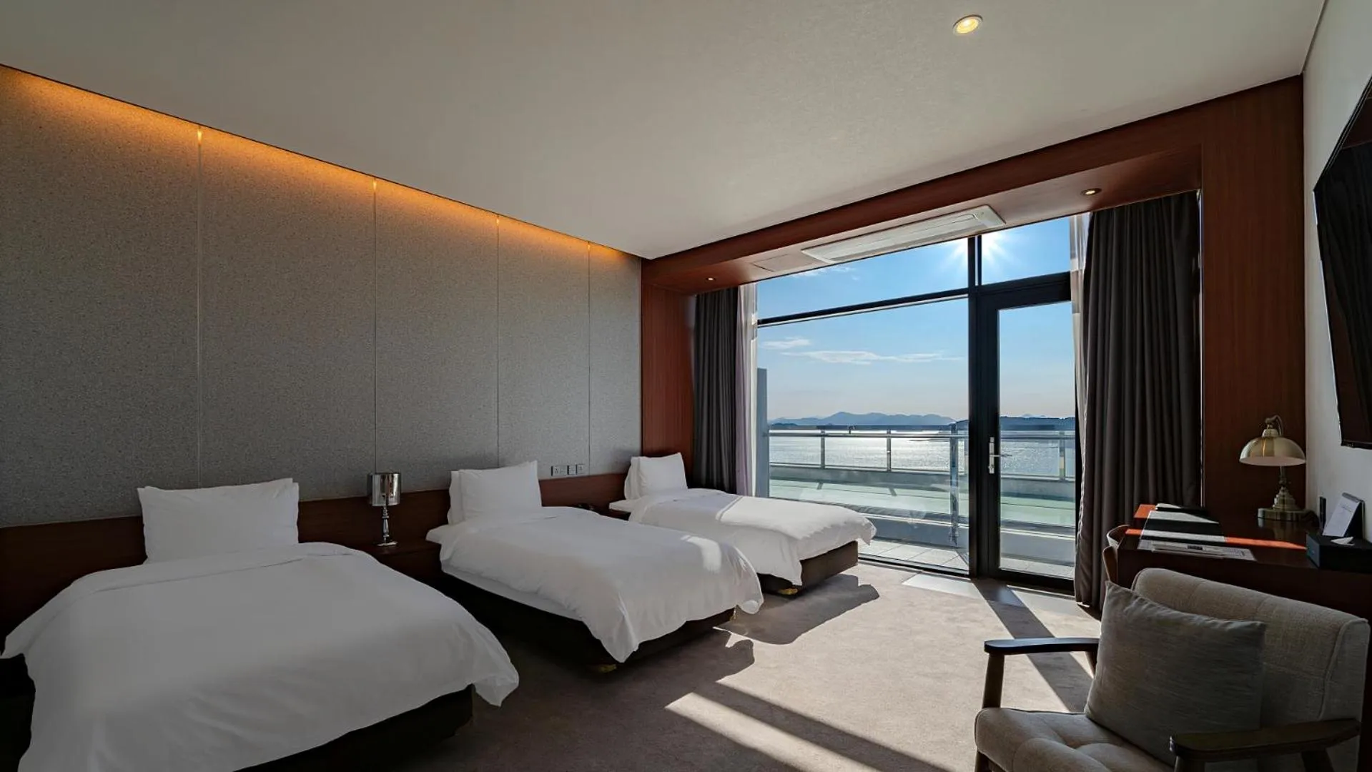 Bed in Hotel JCS Yeosu
