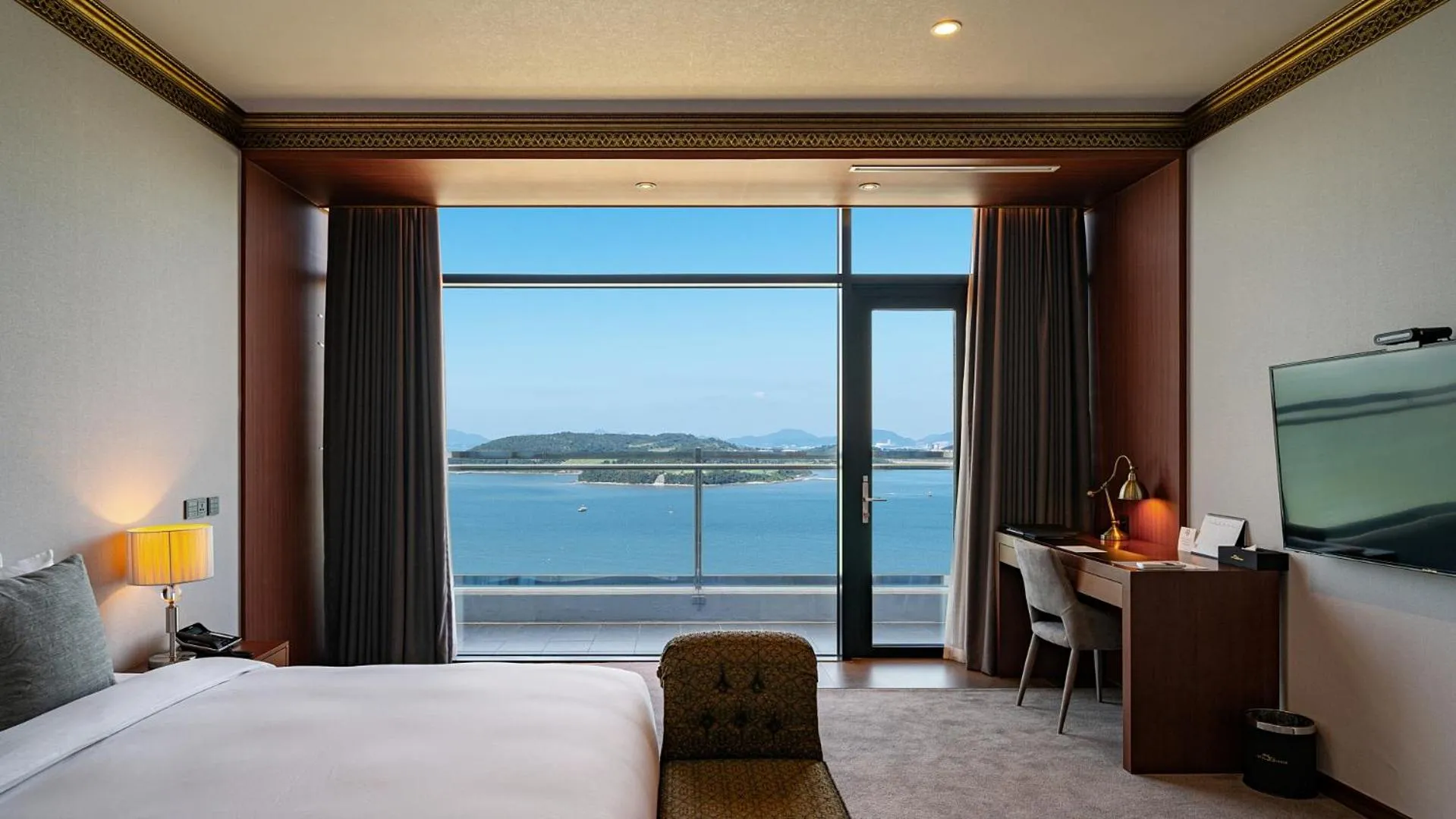 Bed in Hotel JCS Yeosu