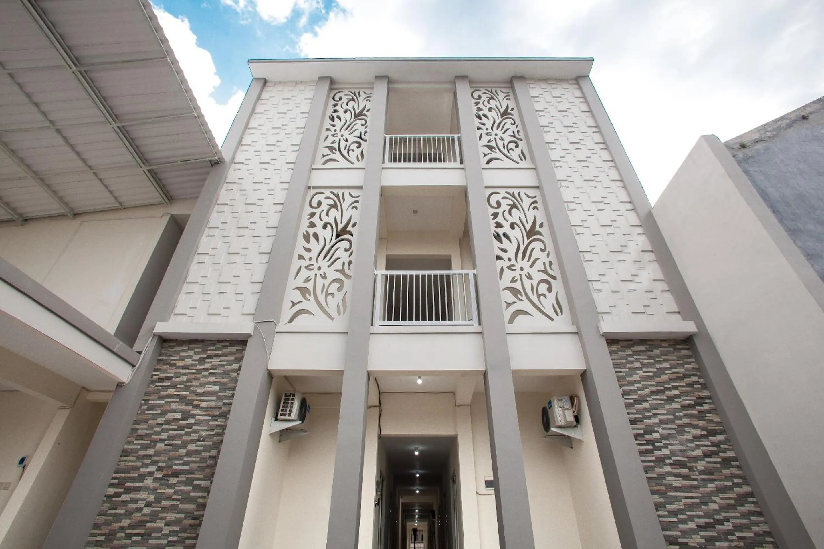 Facade/entrance in Hotel O Cozy Residence Syariah