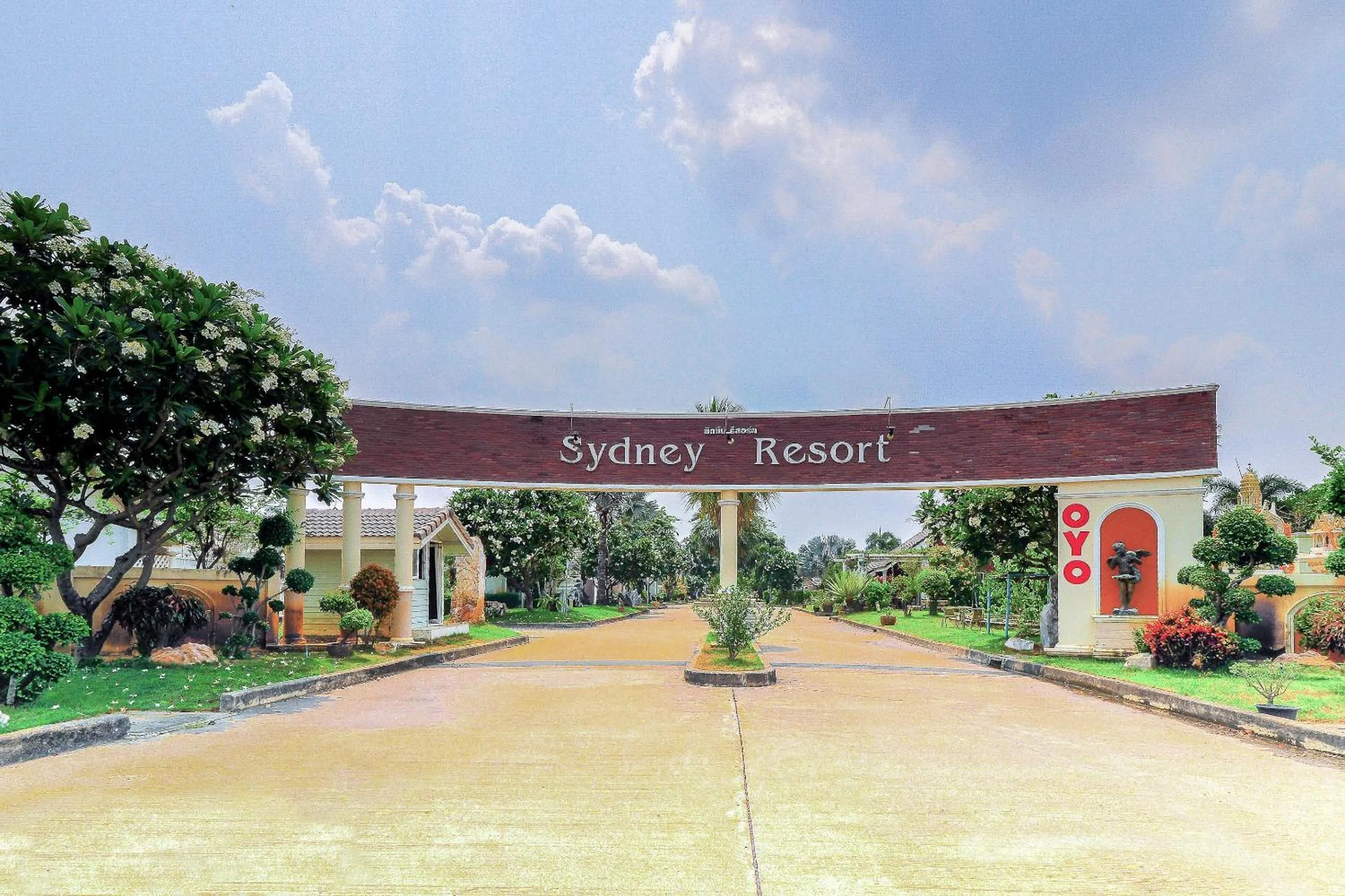 Facade/entrance in OYO 926 Sydney Resort