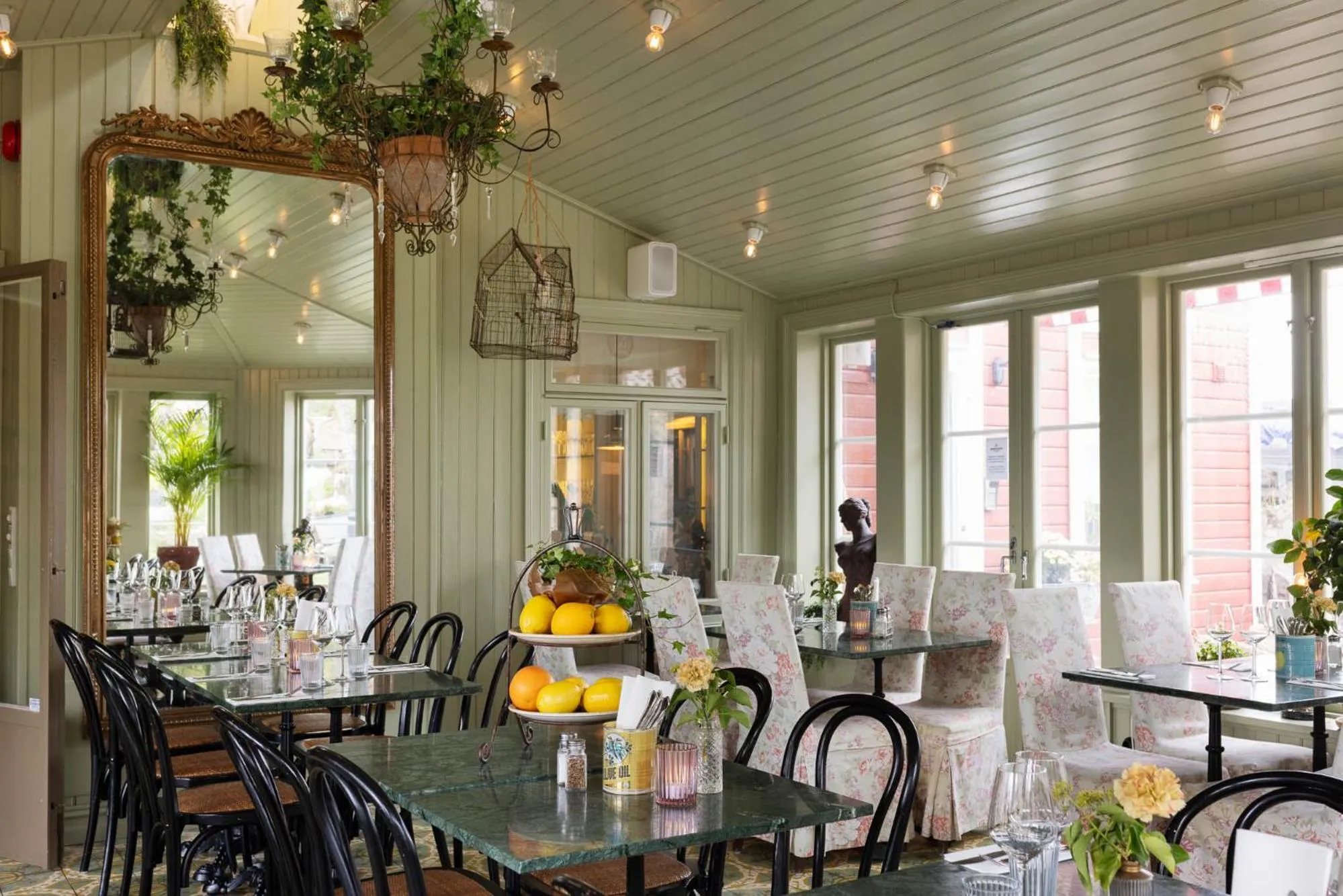 Restaurant/places to eat in Strandflickornas Annex Gula Villan