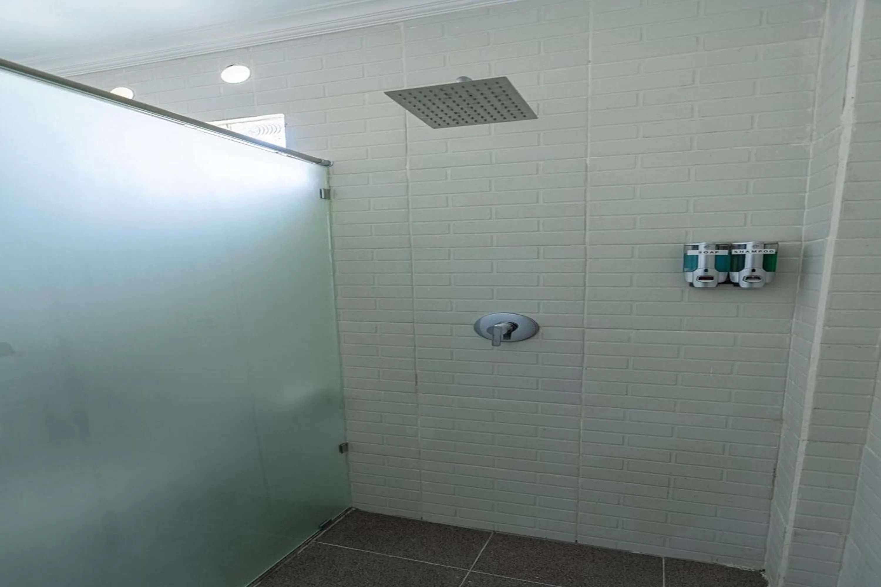 Bathroom in D'Meten Guest House Canggu