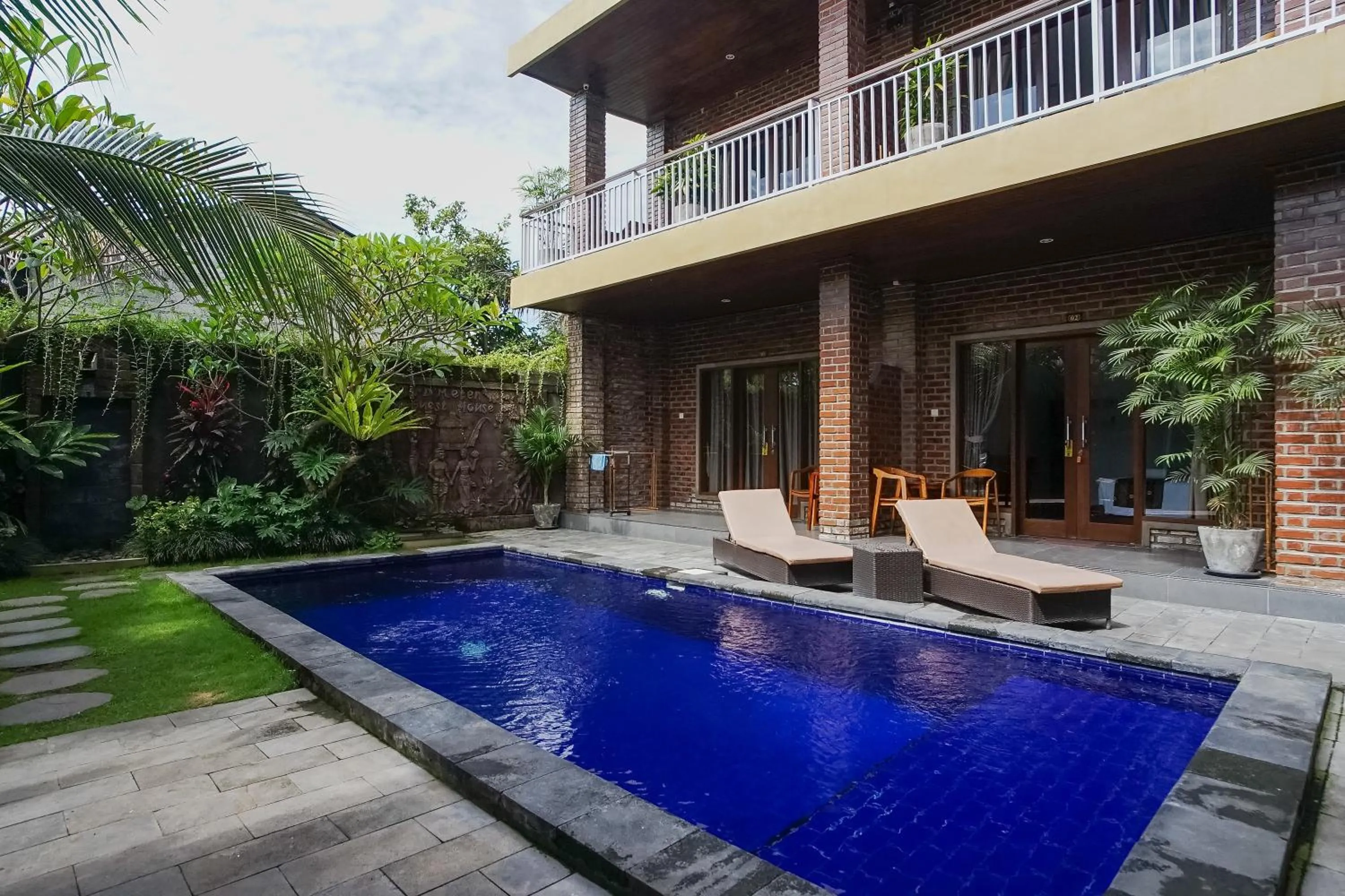 Swimming pool in D'Meten Guest House Canggu