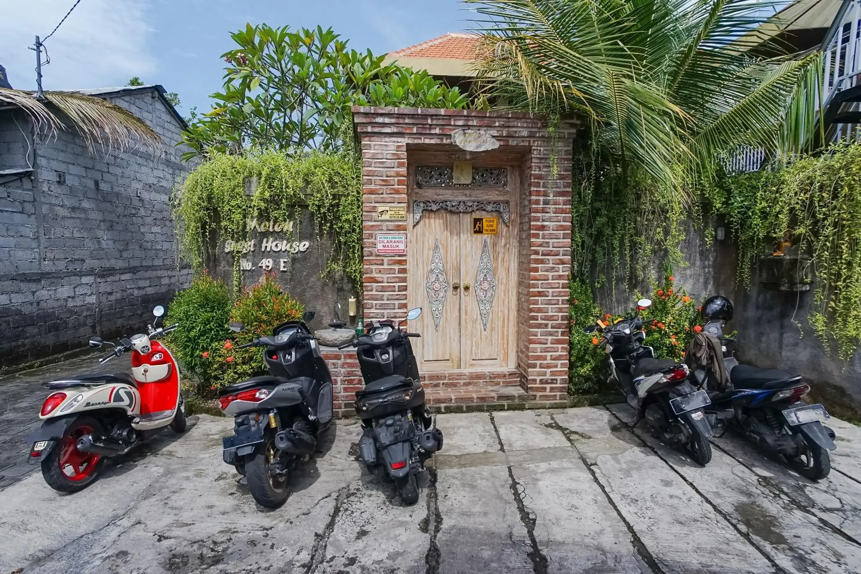 Property building in D'Meten Guest House Canggu Property building in D'Meten Guest House Canggu