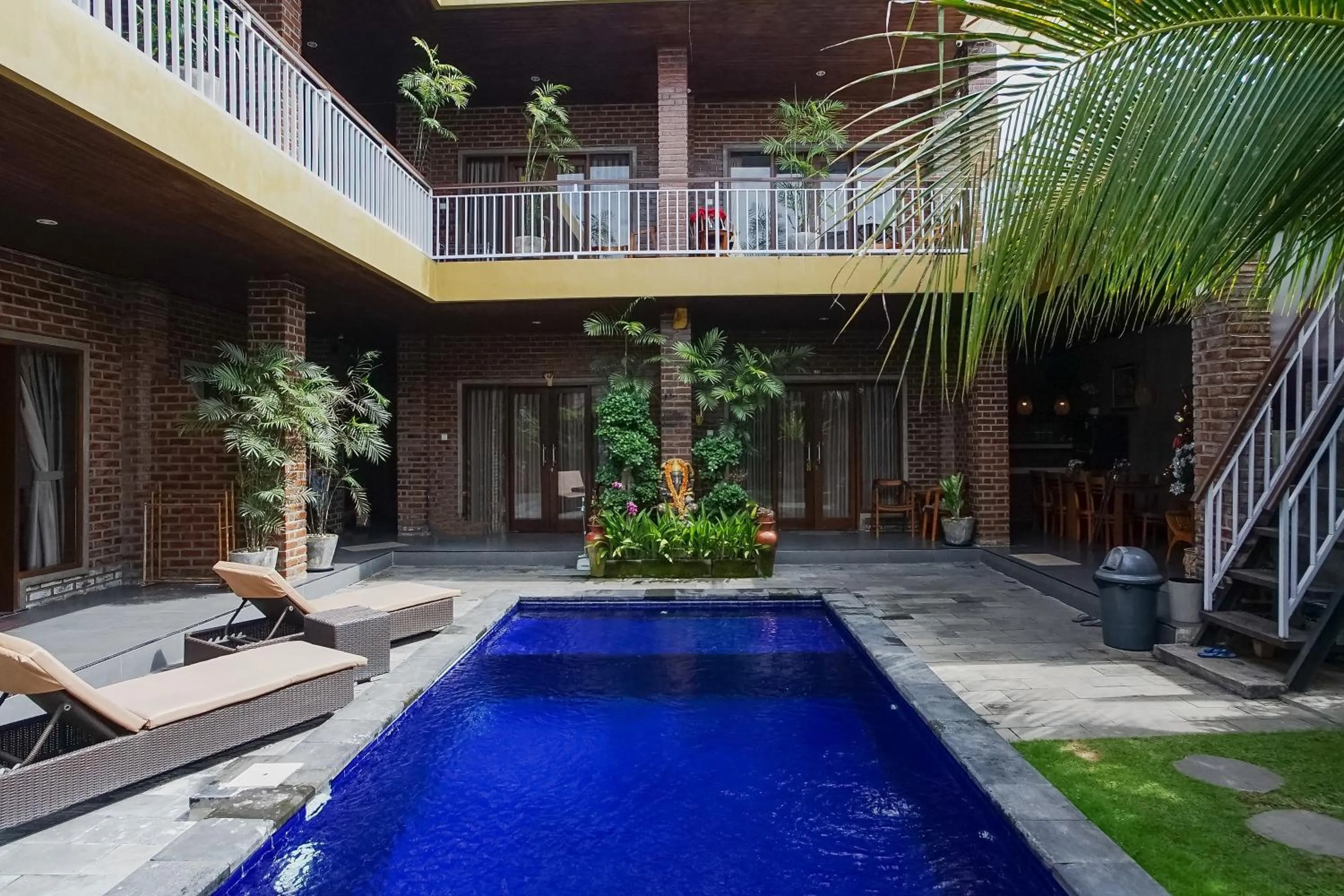 Swimming pool in D'Meten Guest House Canggu