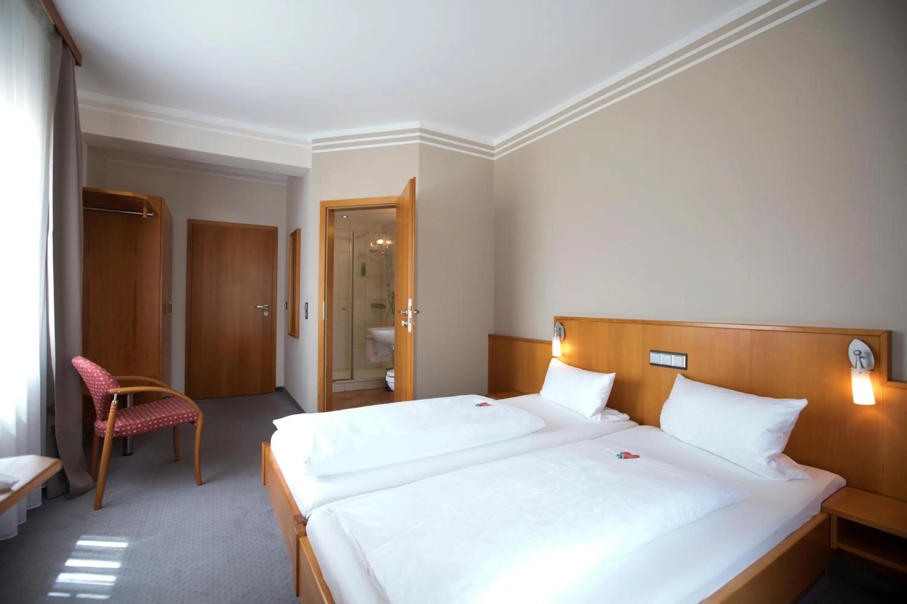 Bed in Neumaiers Hirsch -Gasthof und Landhotel