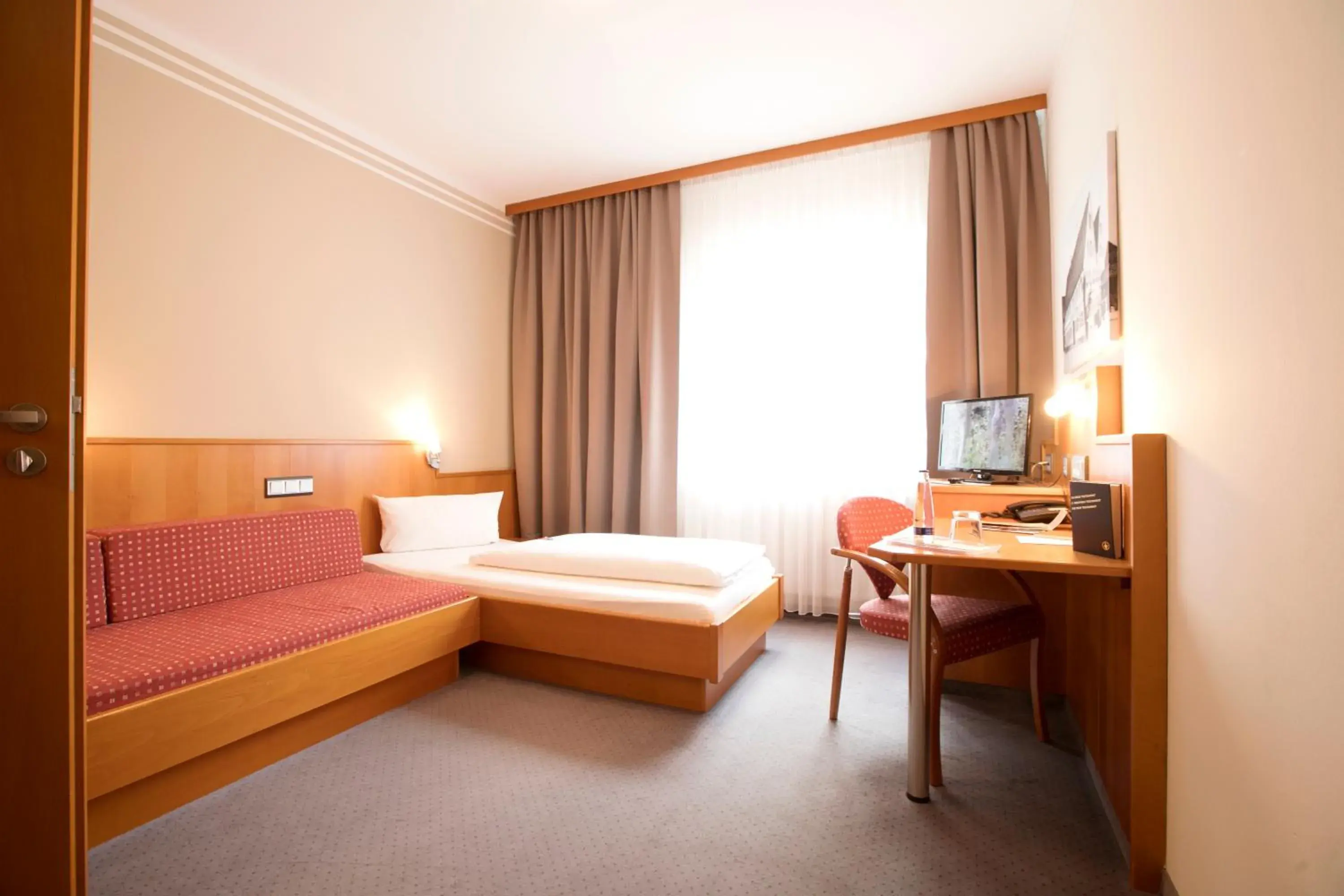 Single Room in Neumaiers Hirsch -Gasthof und Landhotel Single Room in Neumaiers Hirsch -Gasthof und Landhotel