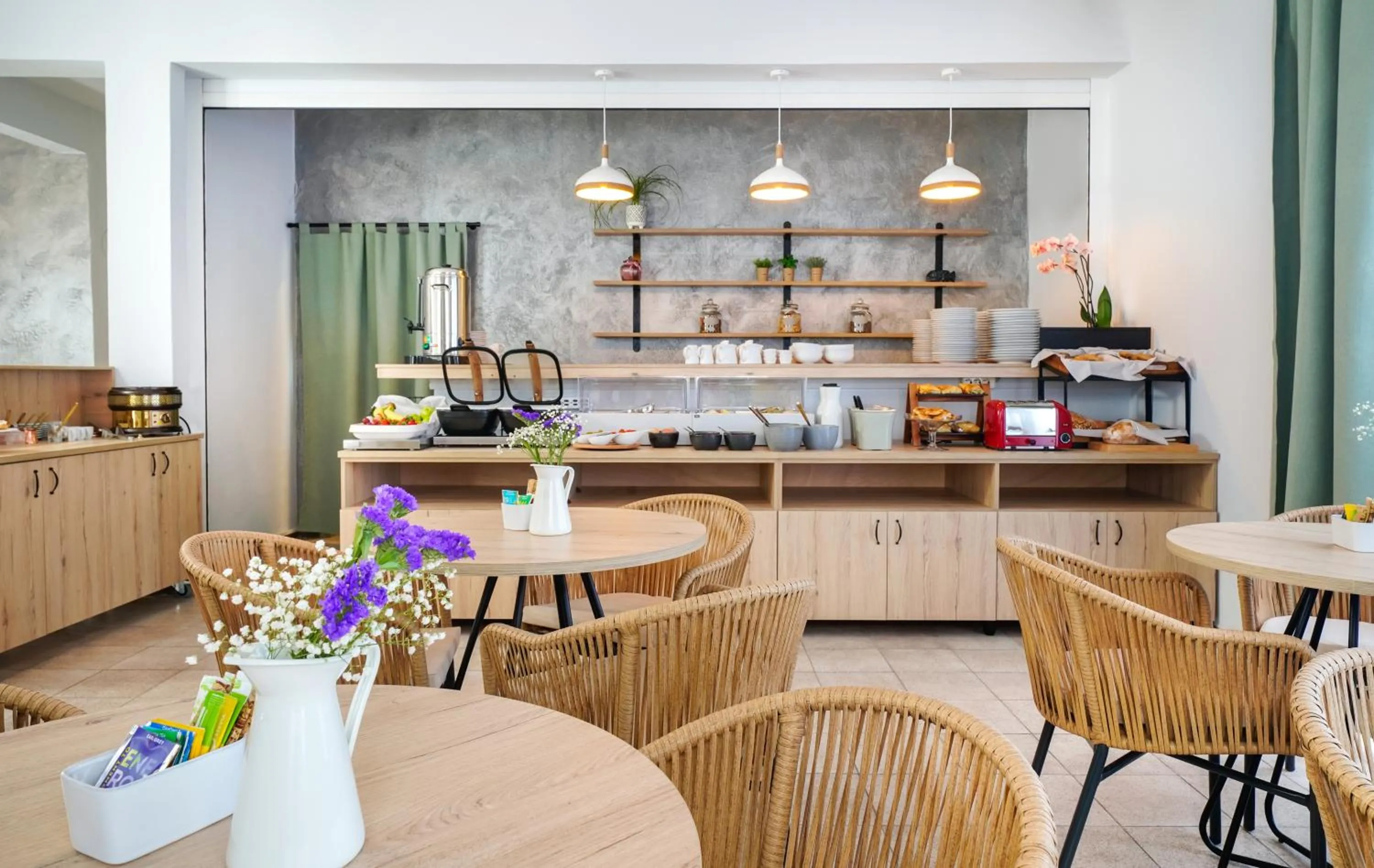 Restaurant/places to eat in Nefeli Fresh Hotel by Del Mare