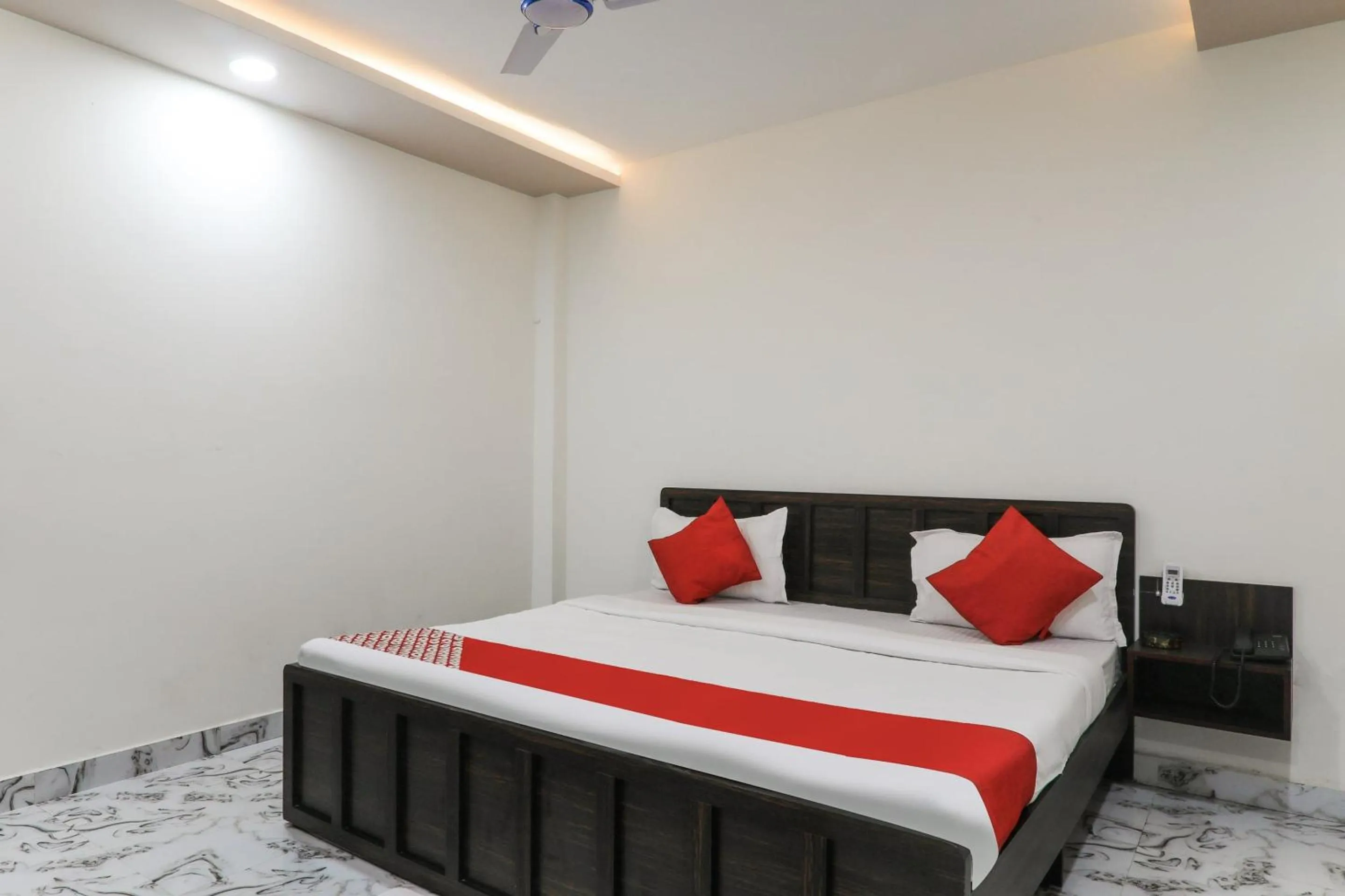 Bedroom, Bed in Super Hotel O Aastha Near Chaudhary Charan Singh International Airport