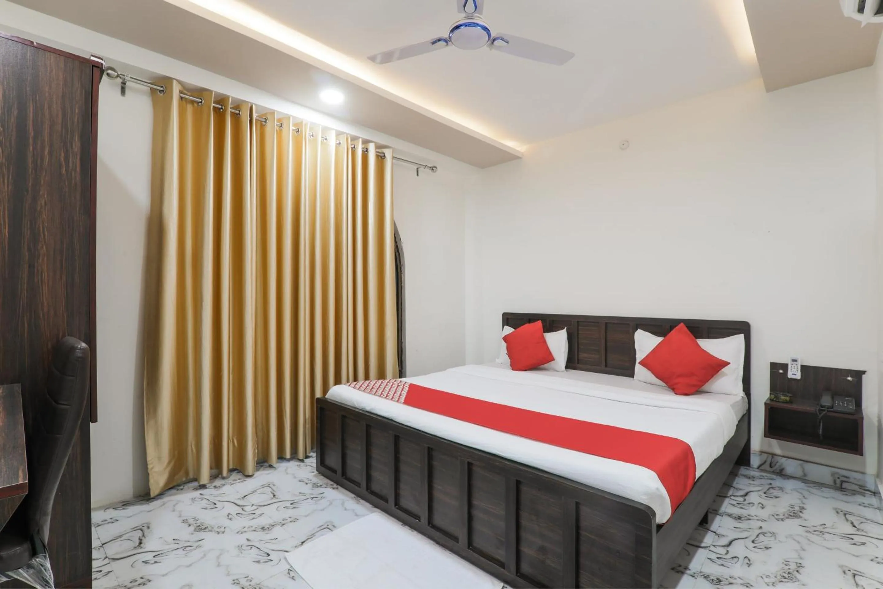 Bedroom, Bed in Super Hotel O Aastha Near Chaudhary Charan Singh International Airport